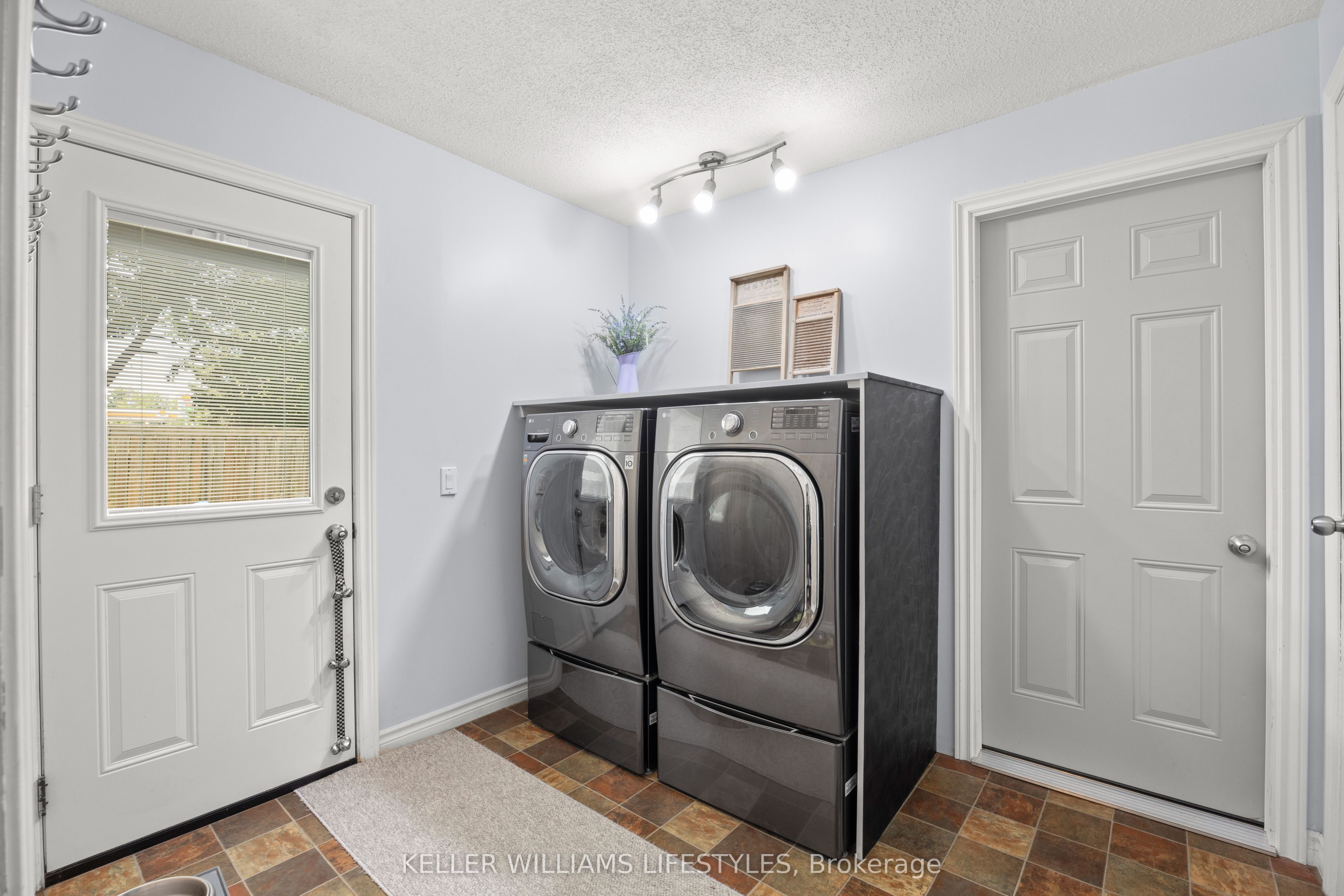 219 Dundas Street W Property Photo 19