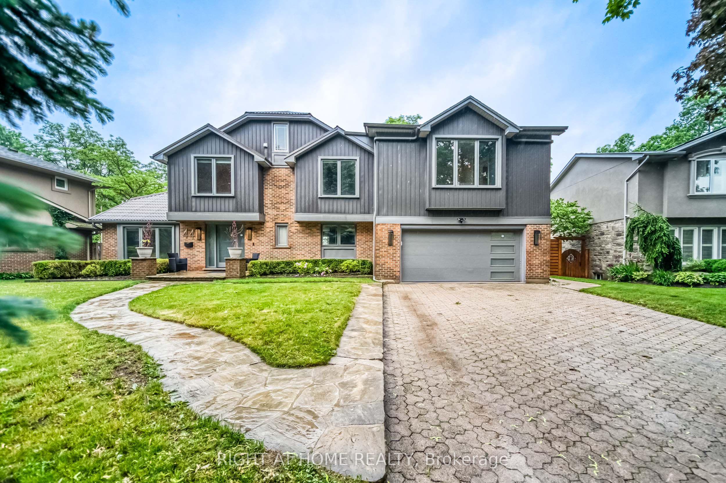 44 ROYAL HENLEY Boulevard Property Photo 1