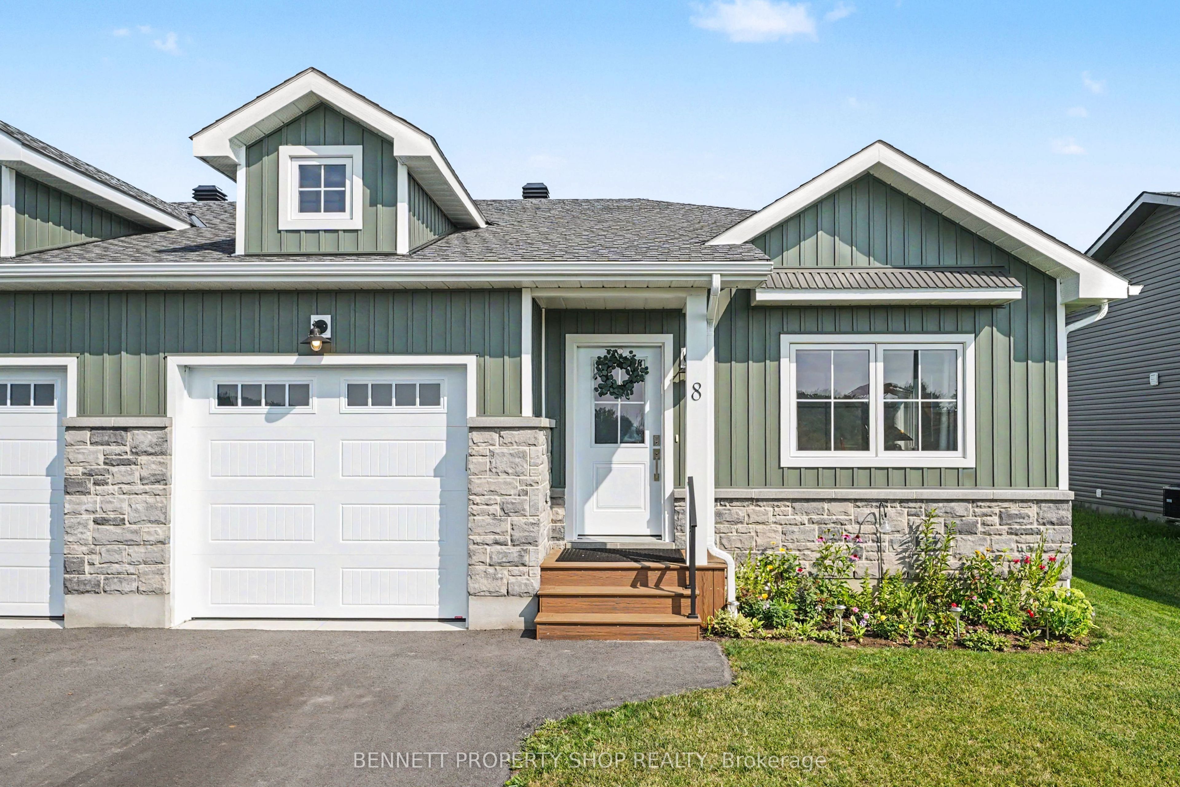 8 Rotterdam Way Property Photo 1