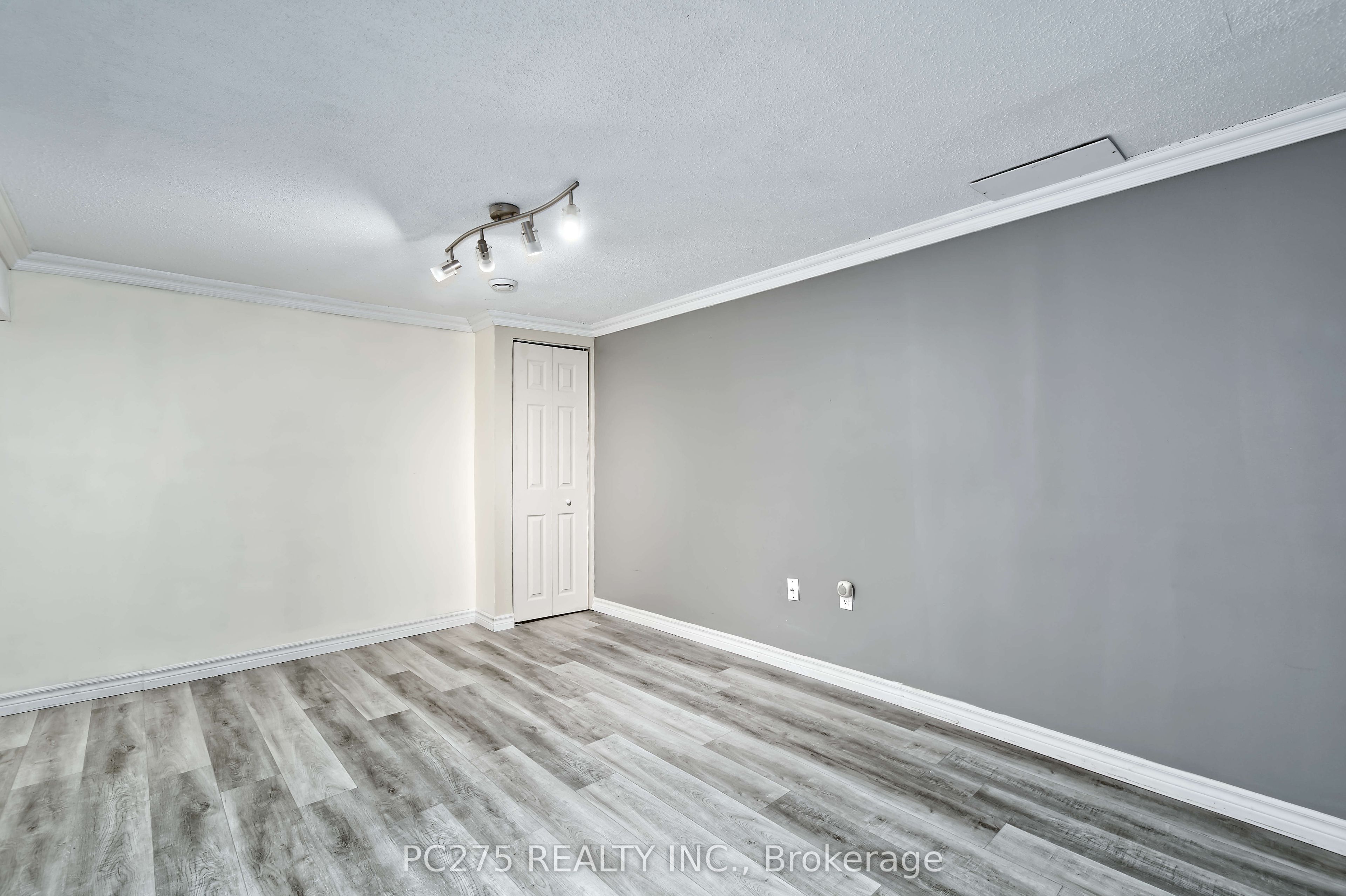 669 Osgoode Drive 15 Property Photo 28