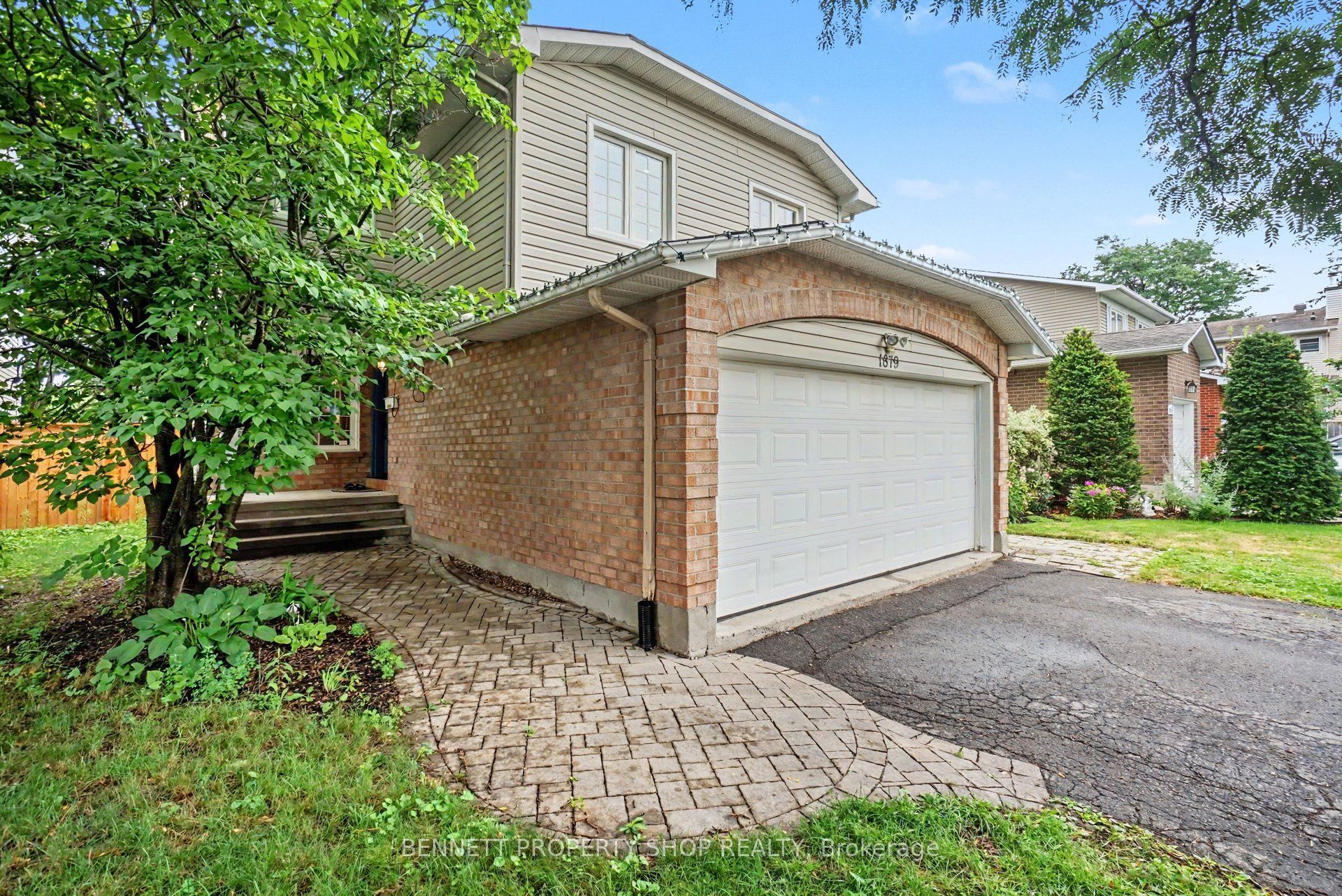 1879 Leclair Crescent Property Photo 2