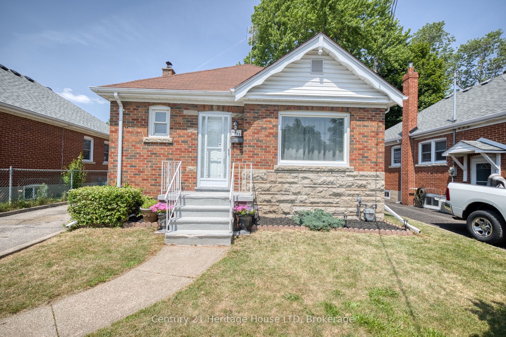 6477 Barker Street Property Photo 2