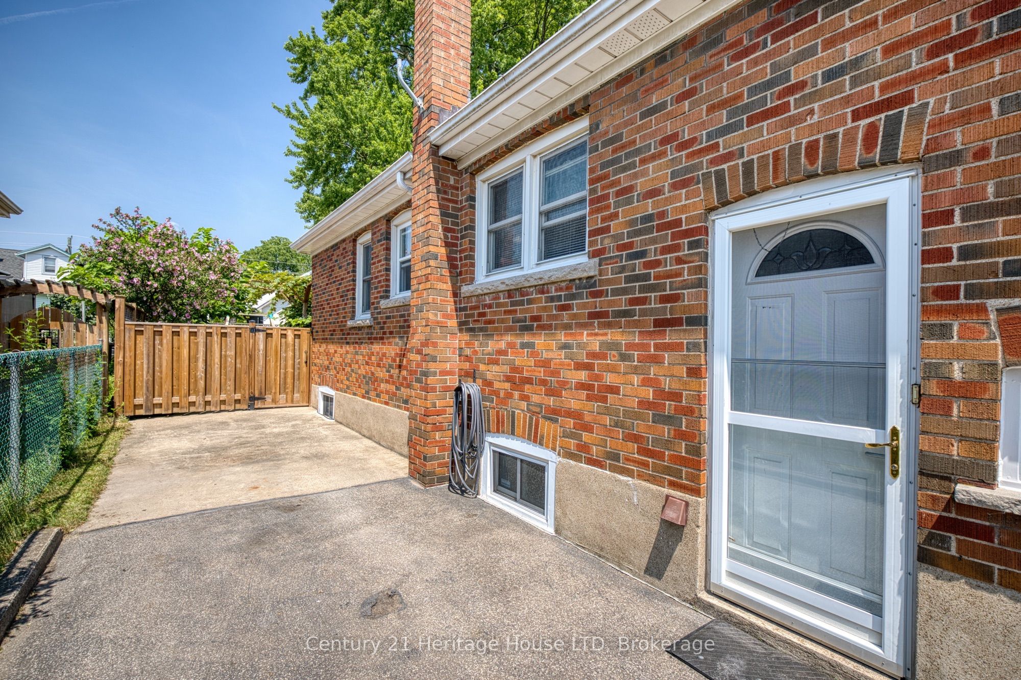 6477 Barker Street Property Photo 4