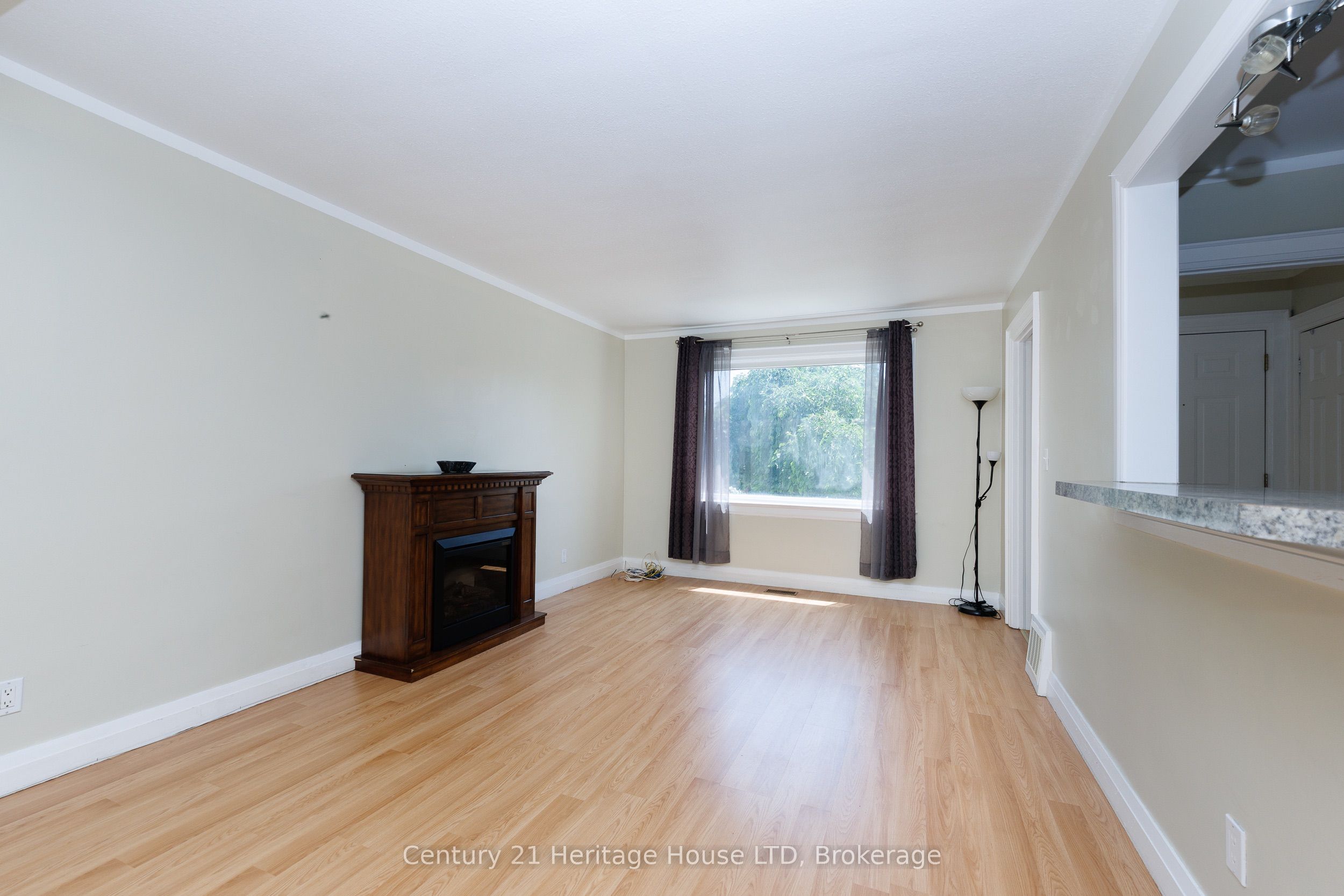 6477 Barker Street Property Photo 8