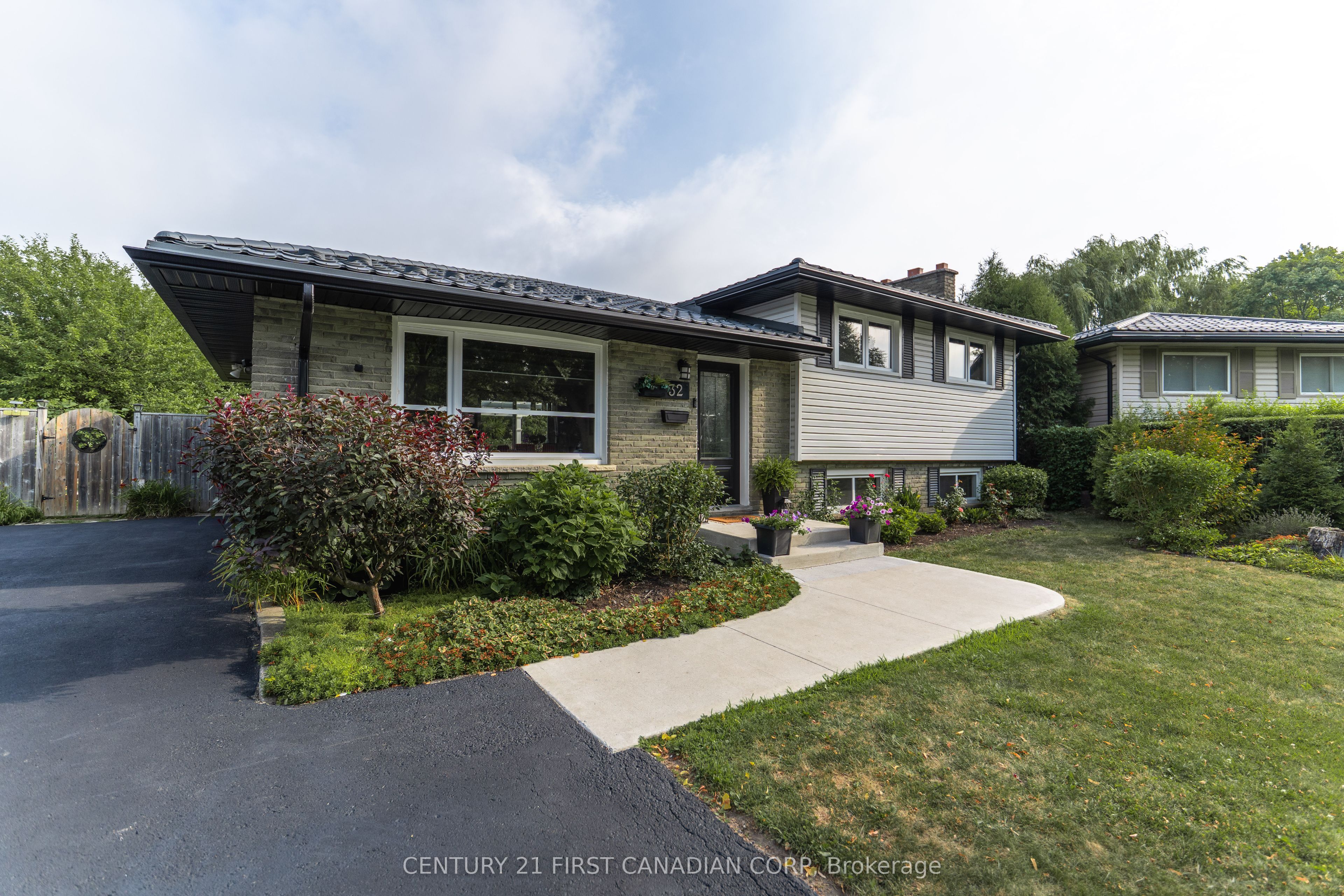 32 Mendip Crescent Property Photo 1