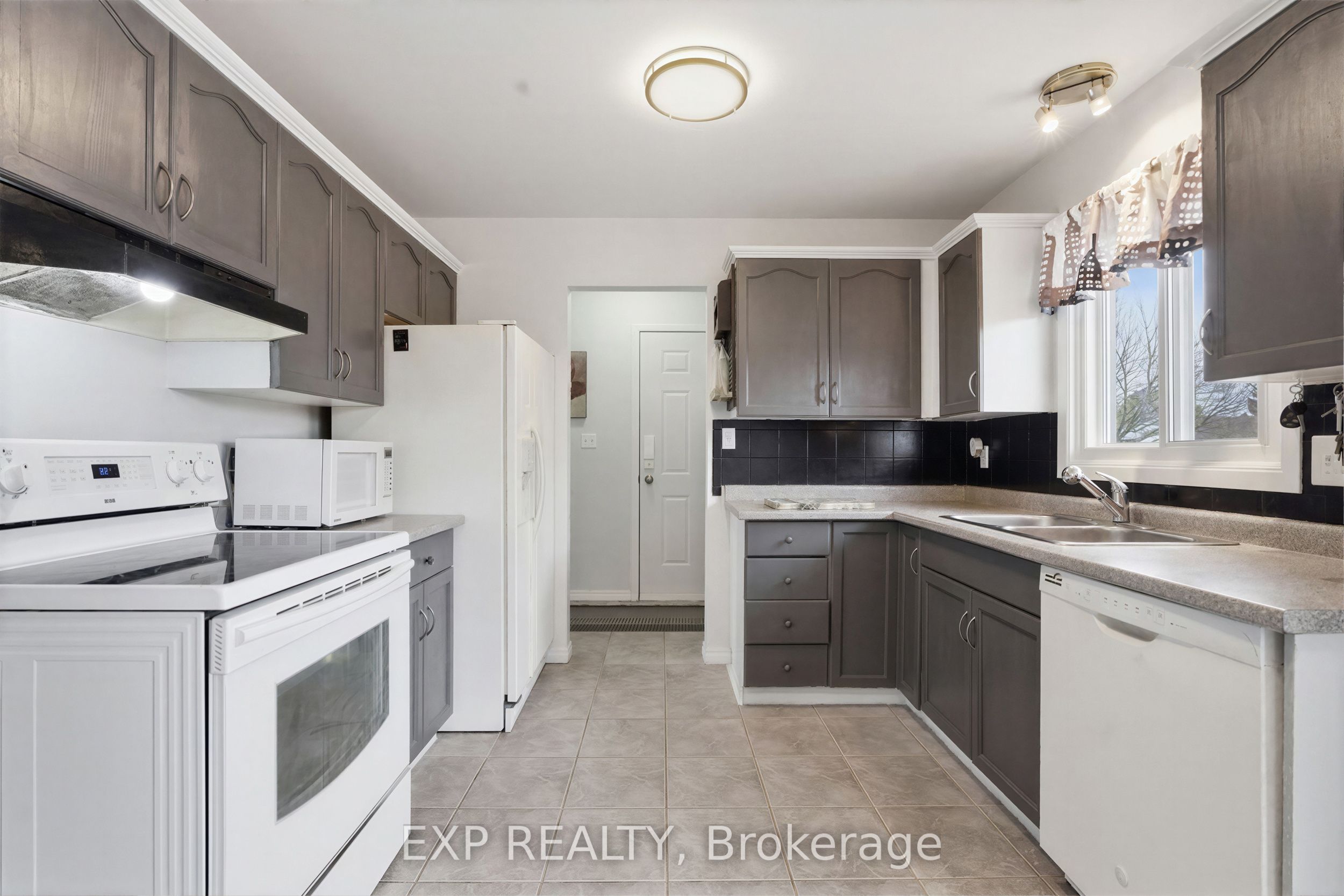 8 Abbott Lane Property Photo 14