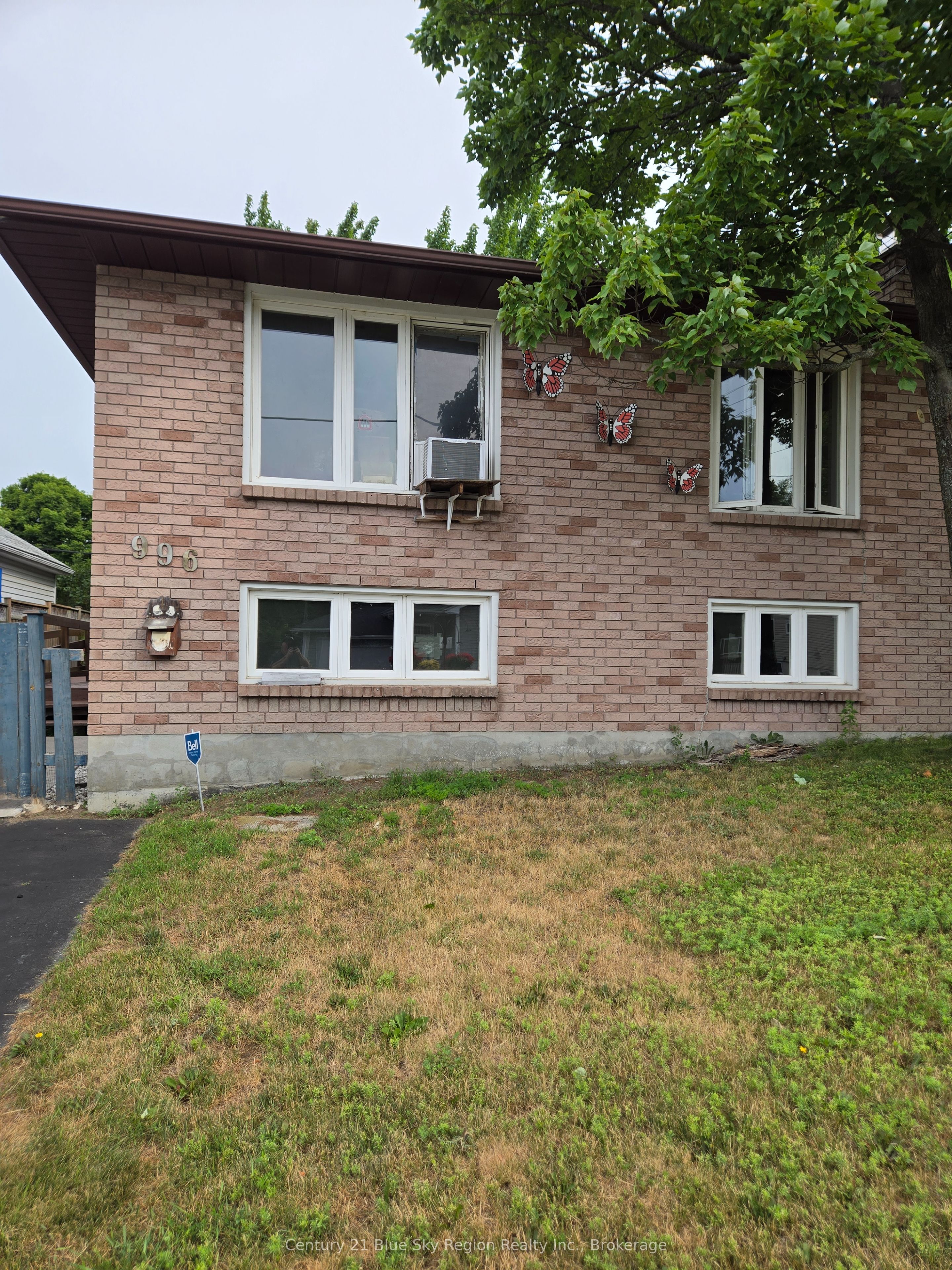996 Metcalfe Street Property Photo 1