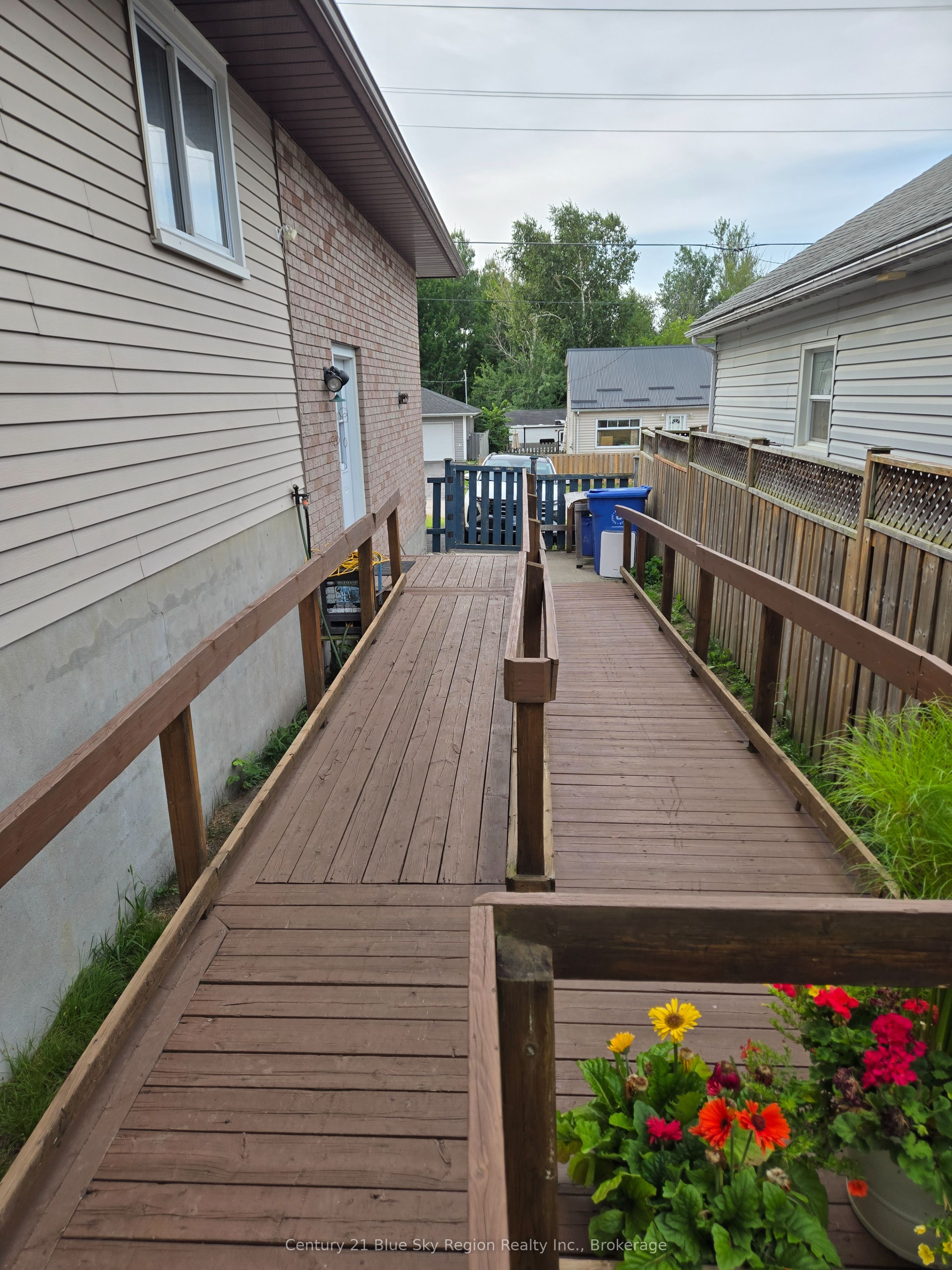 996 Metcalfe Street Property Photo 3
