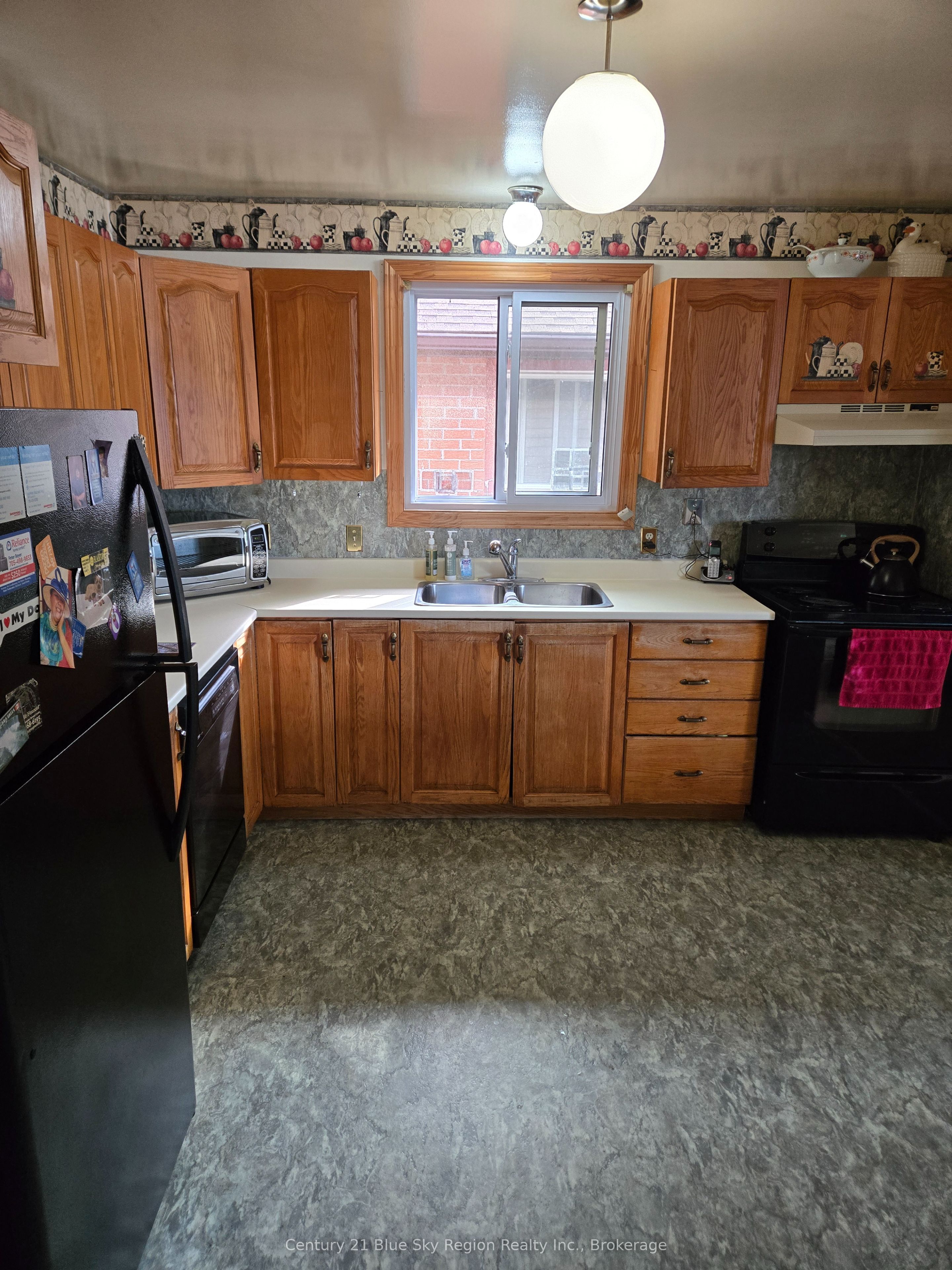 996 Metcalfe Street Property Photo 6
