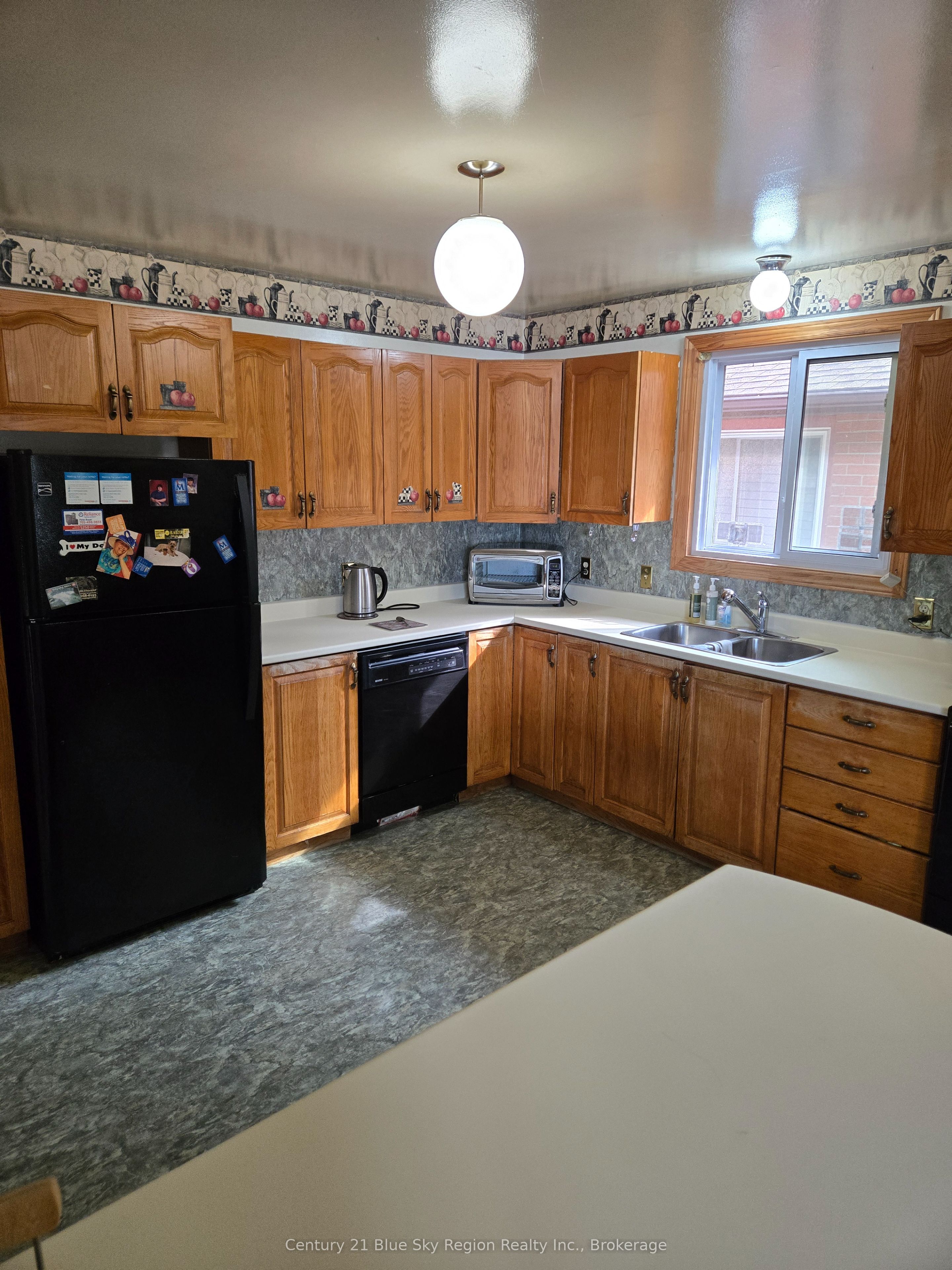 996 Metcalfe Street Property Photo 7