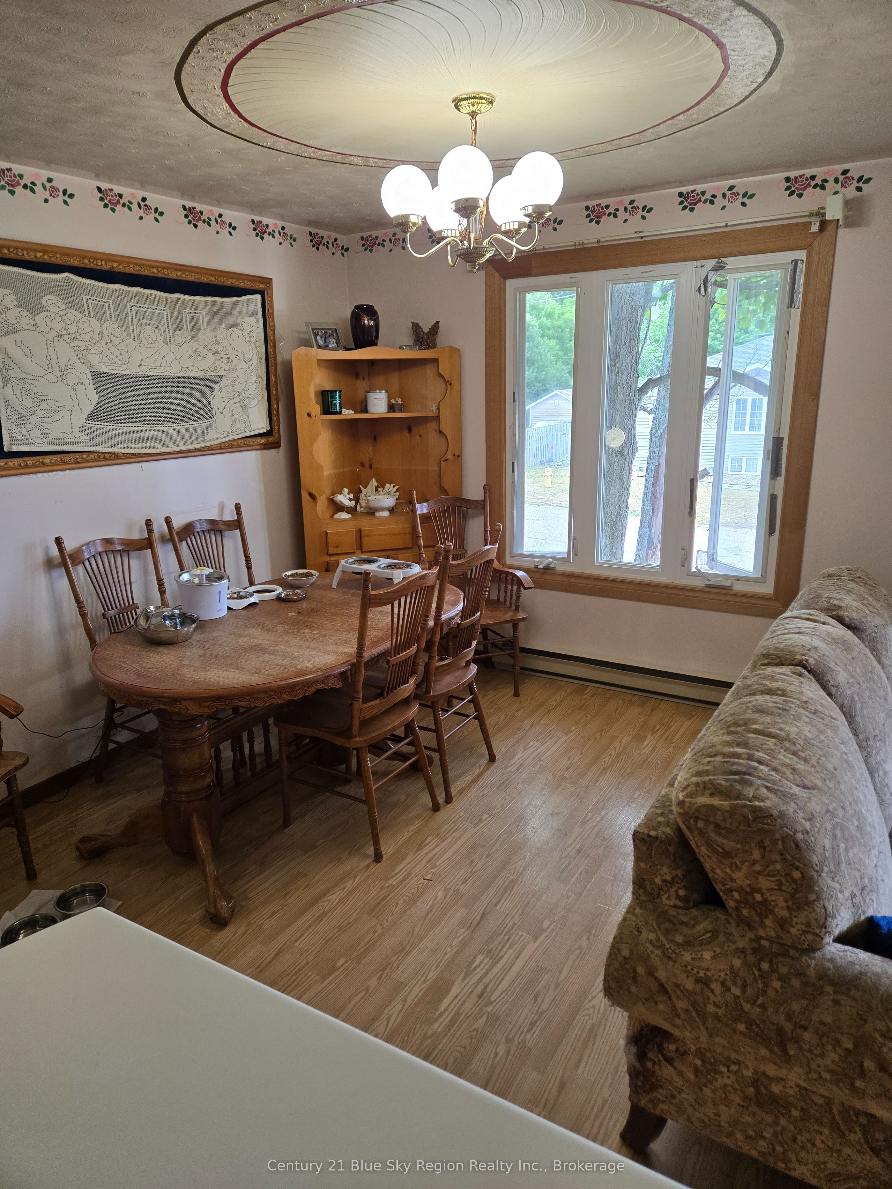 996 Metcalfe Street Property Photo 8