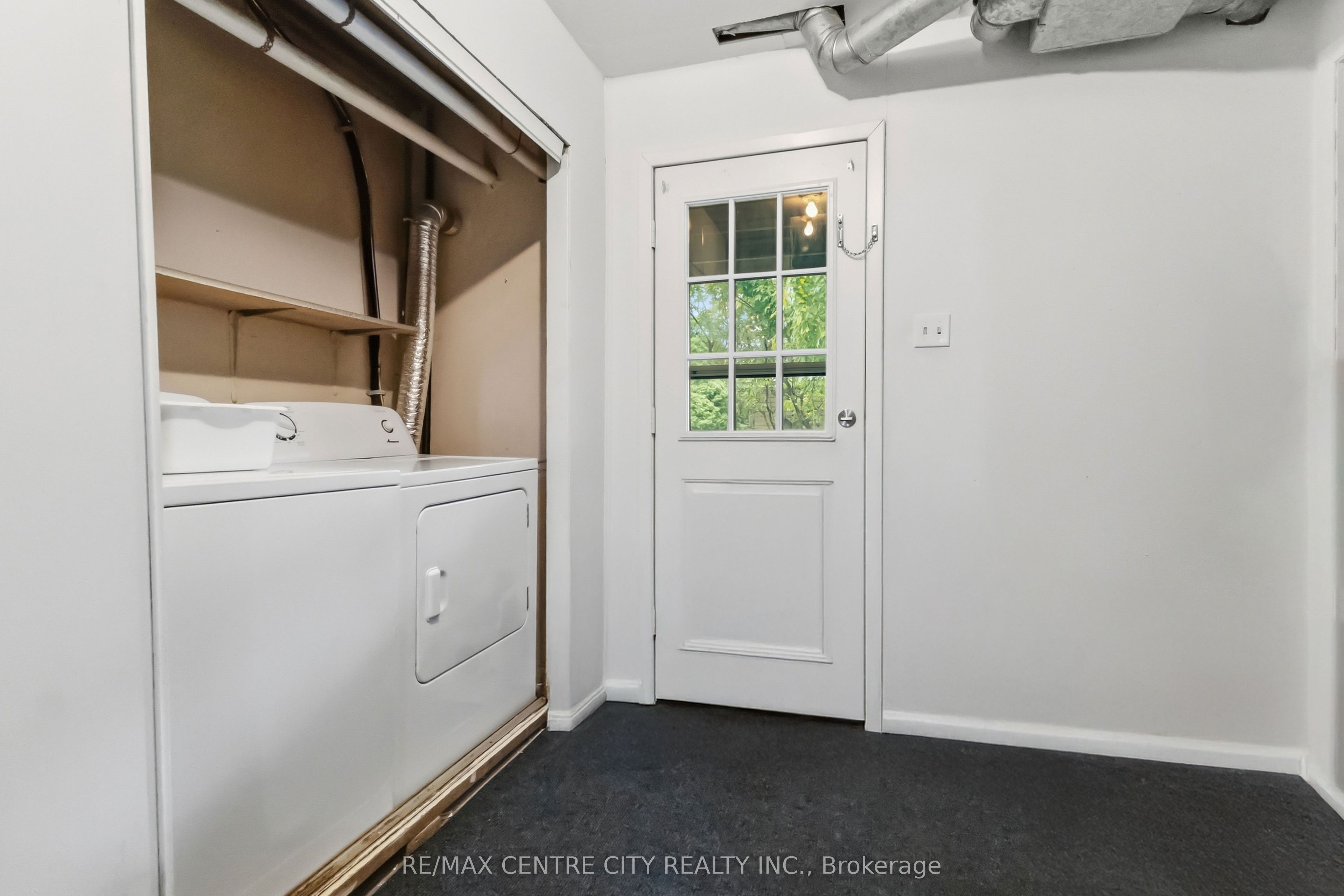 423 Everglade Crescent Property Photo 6