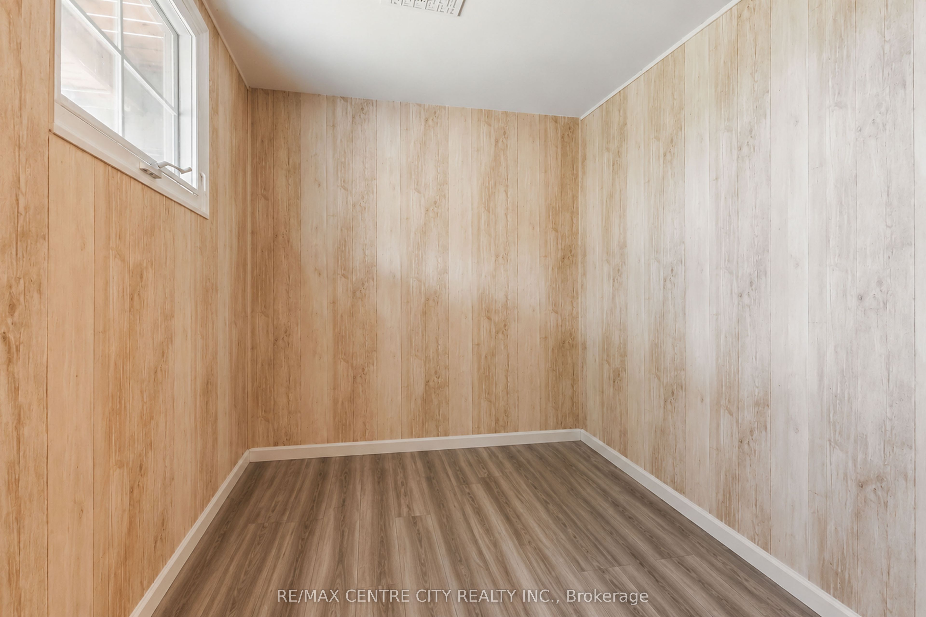 423 Everglade Crescent Property Photo 7