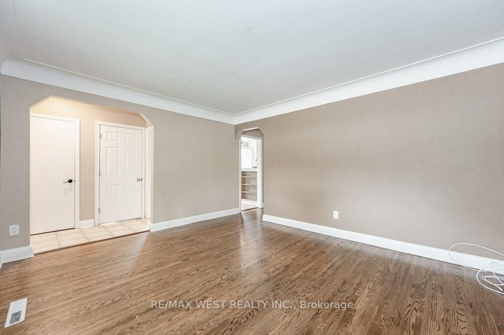 305 Mohawk Road E Property Photo 6