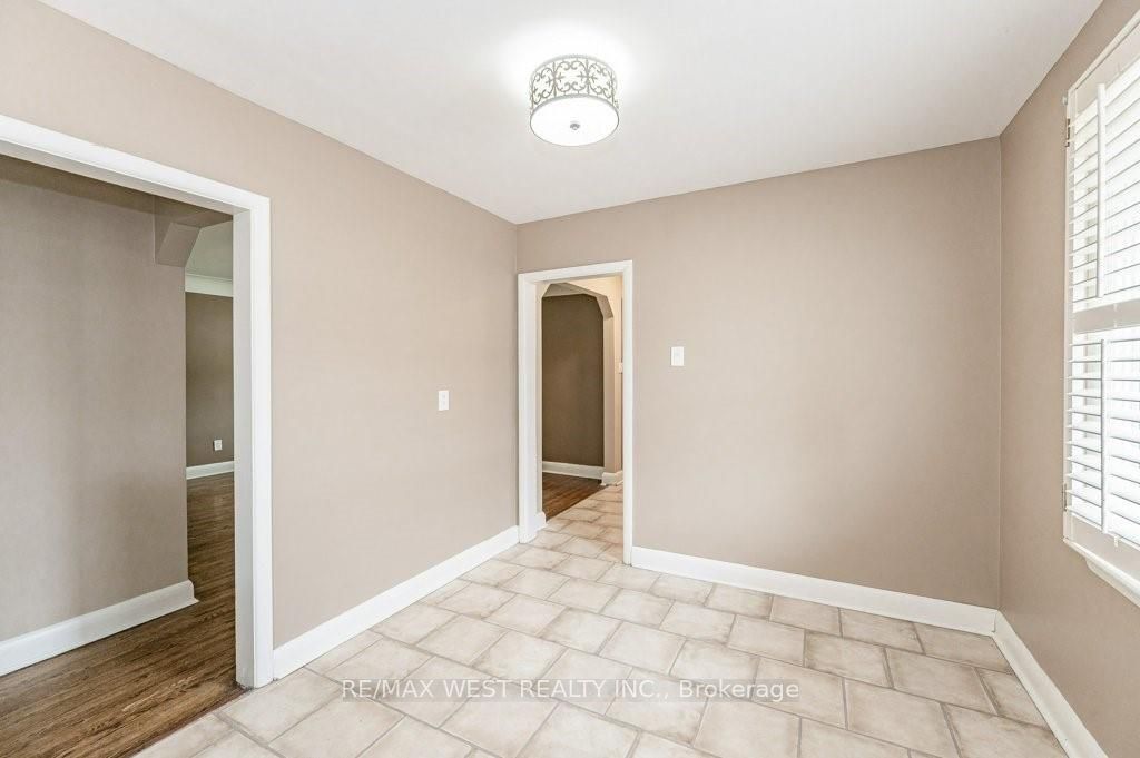 305 Mohawk Road E Property Photo 10