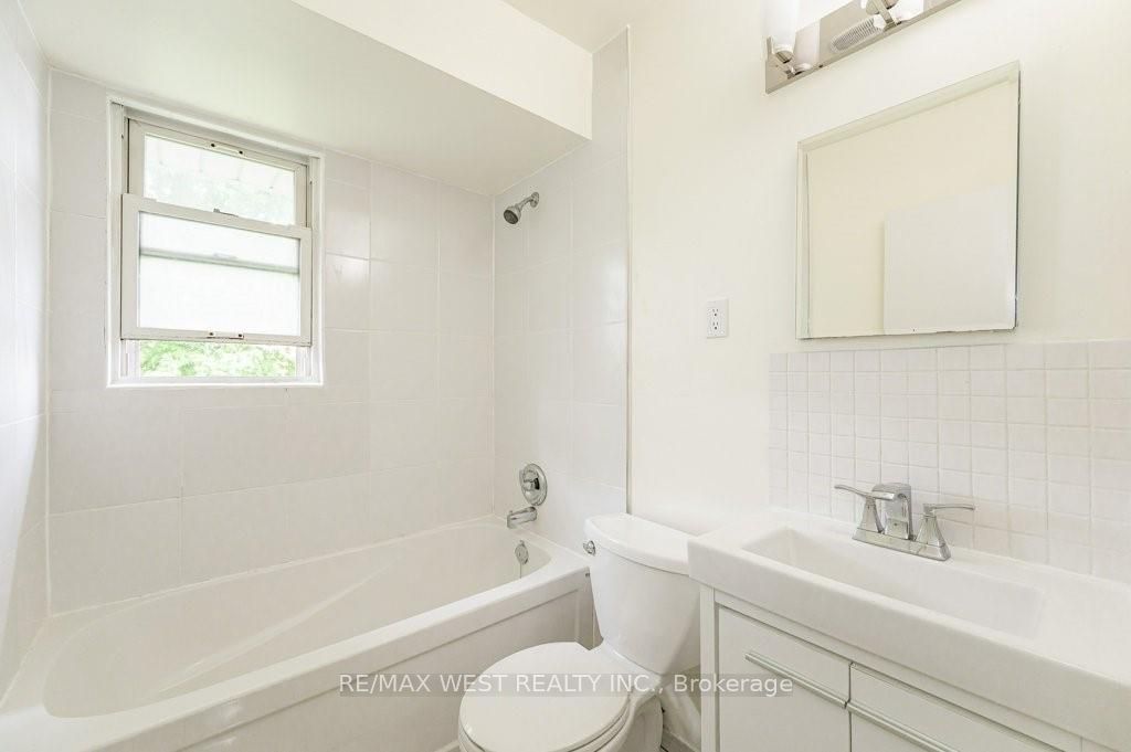 305 Mohawk Road E Property Photo 13