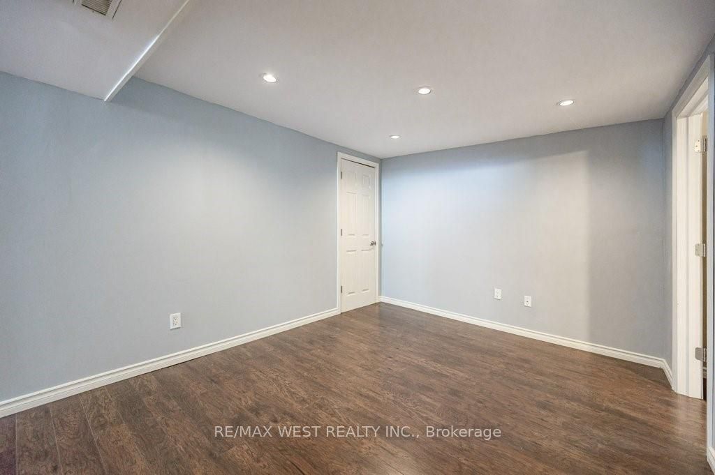 305 Mohawk Road E Property Photo 16