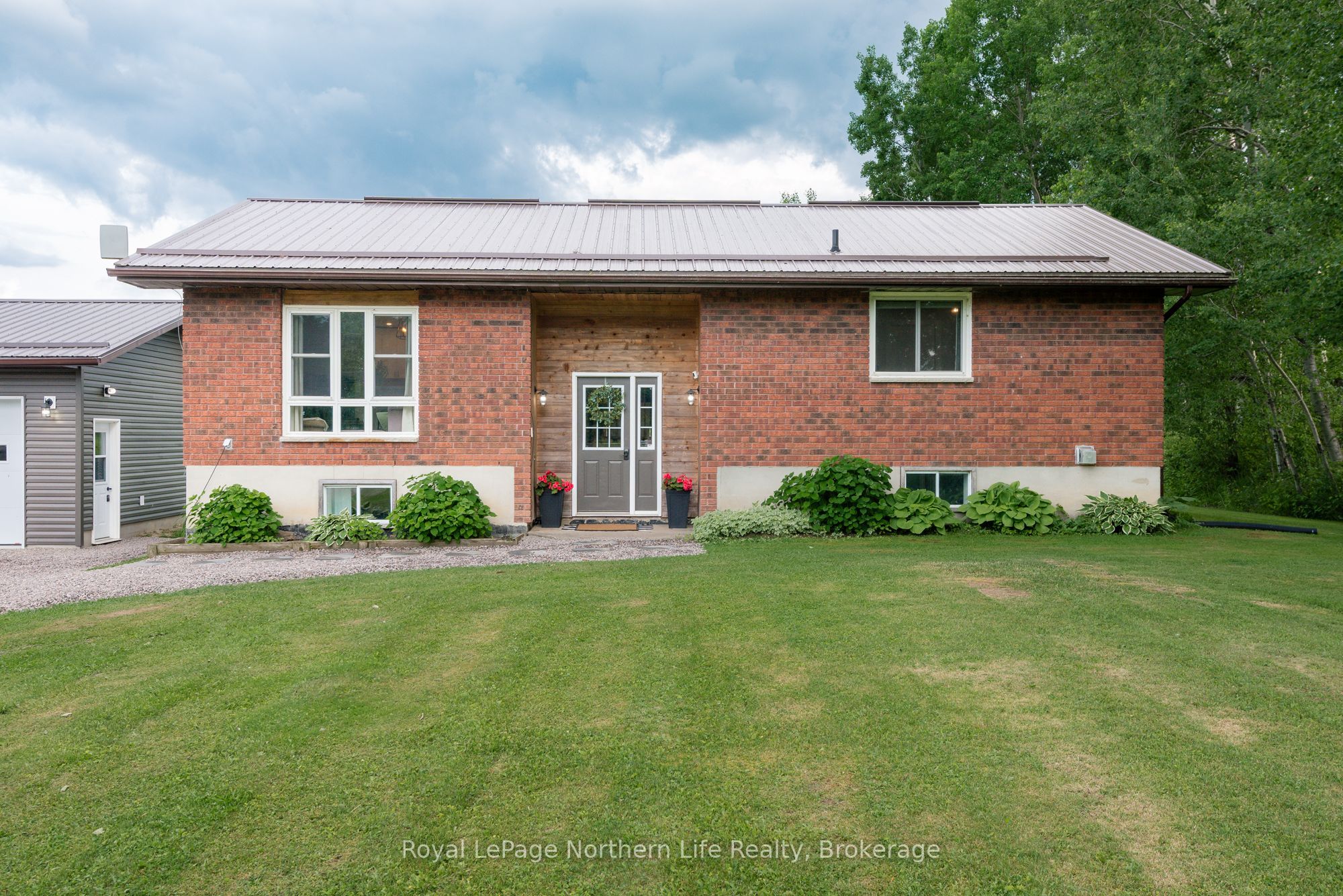 989 Pioneer Road Property Photo 1