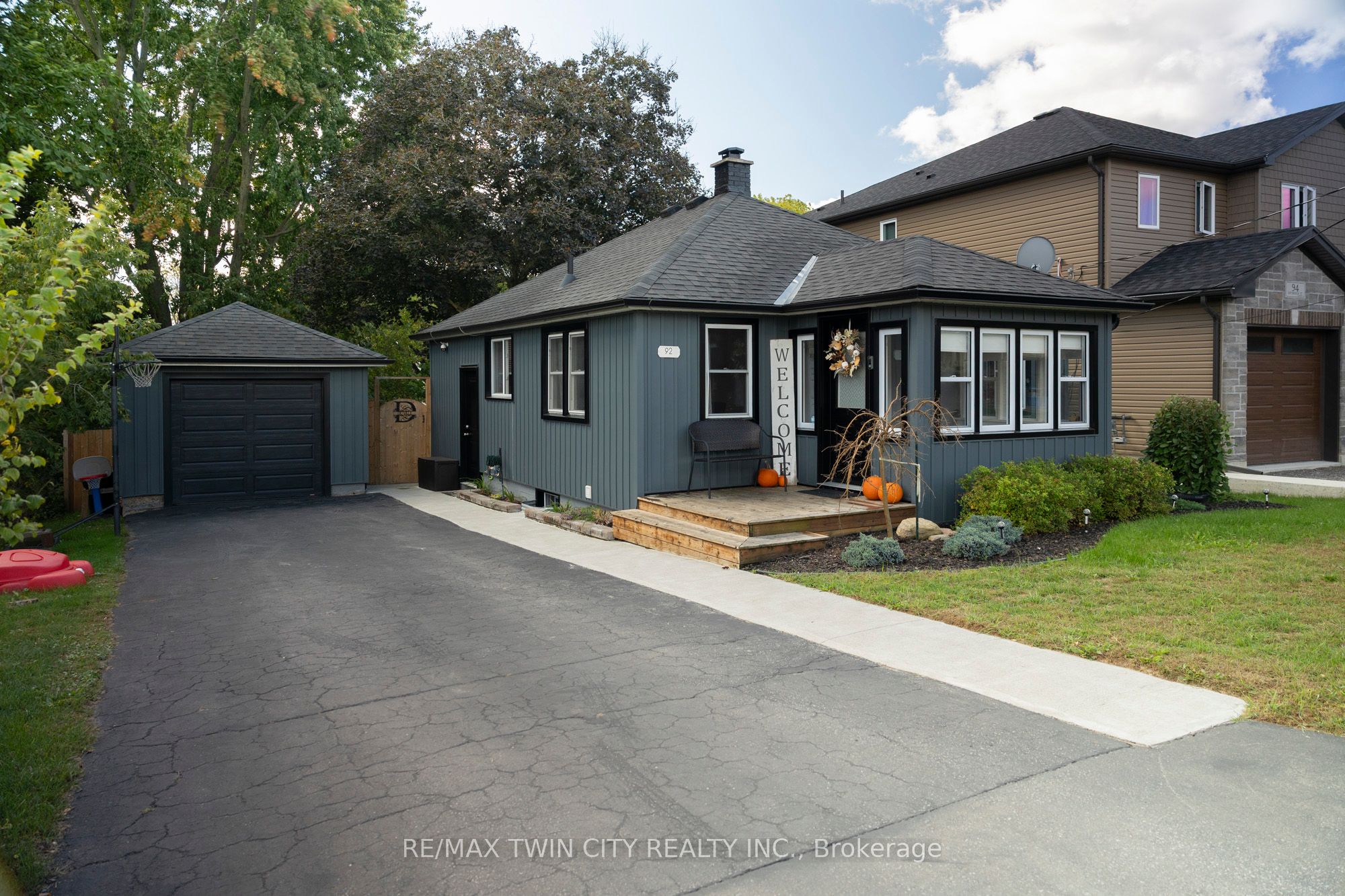 92 Sovereign Street W Property Photo 1