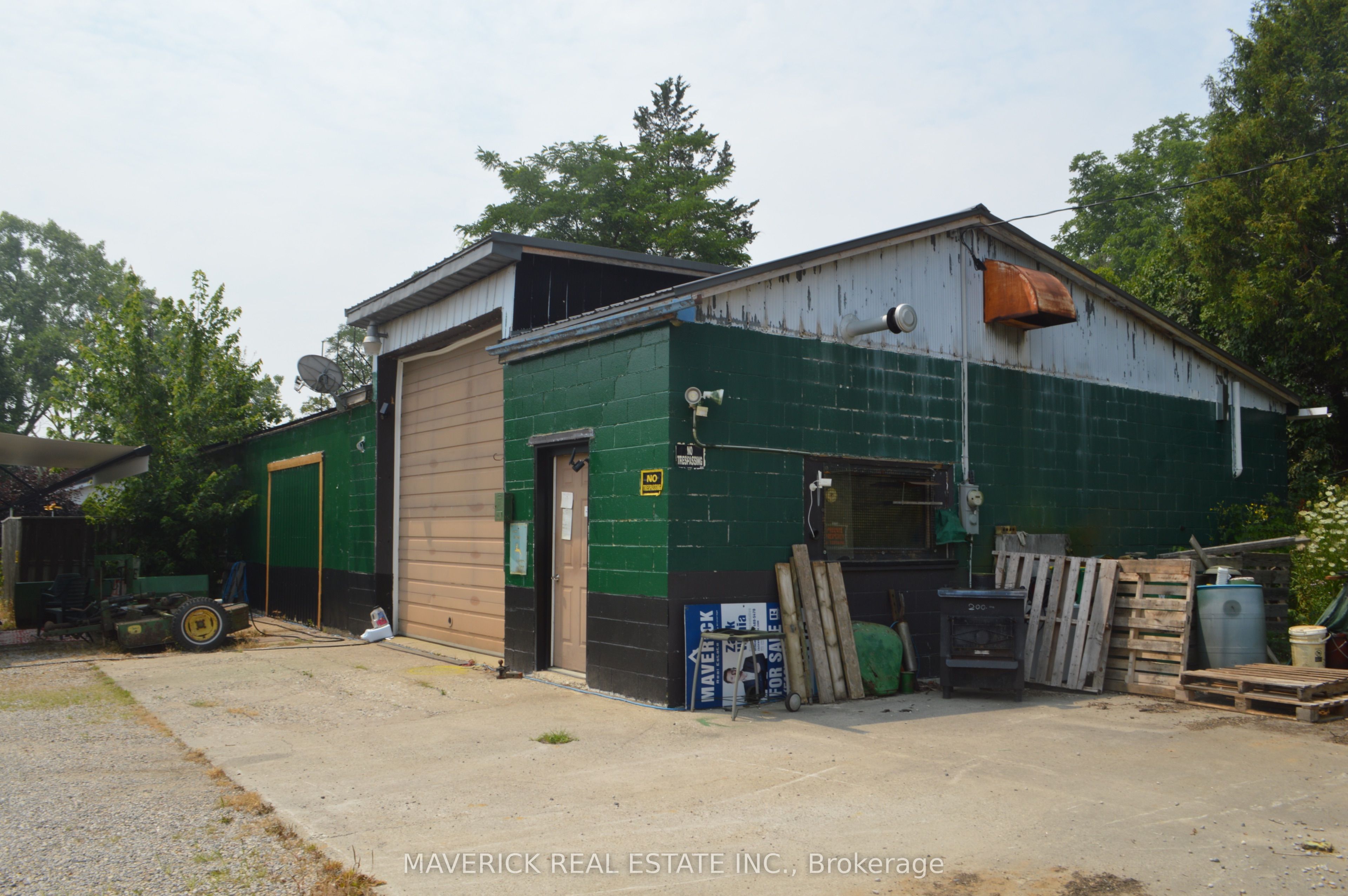 1742 Longwoods Road Property Photo 3
