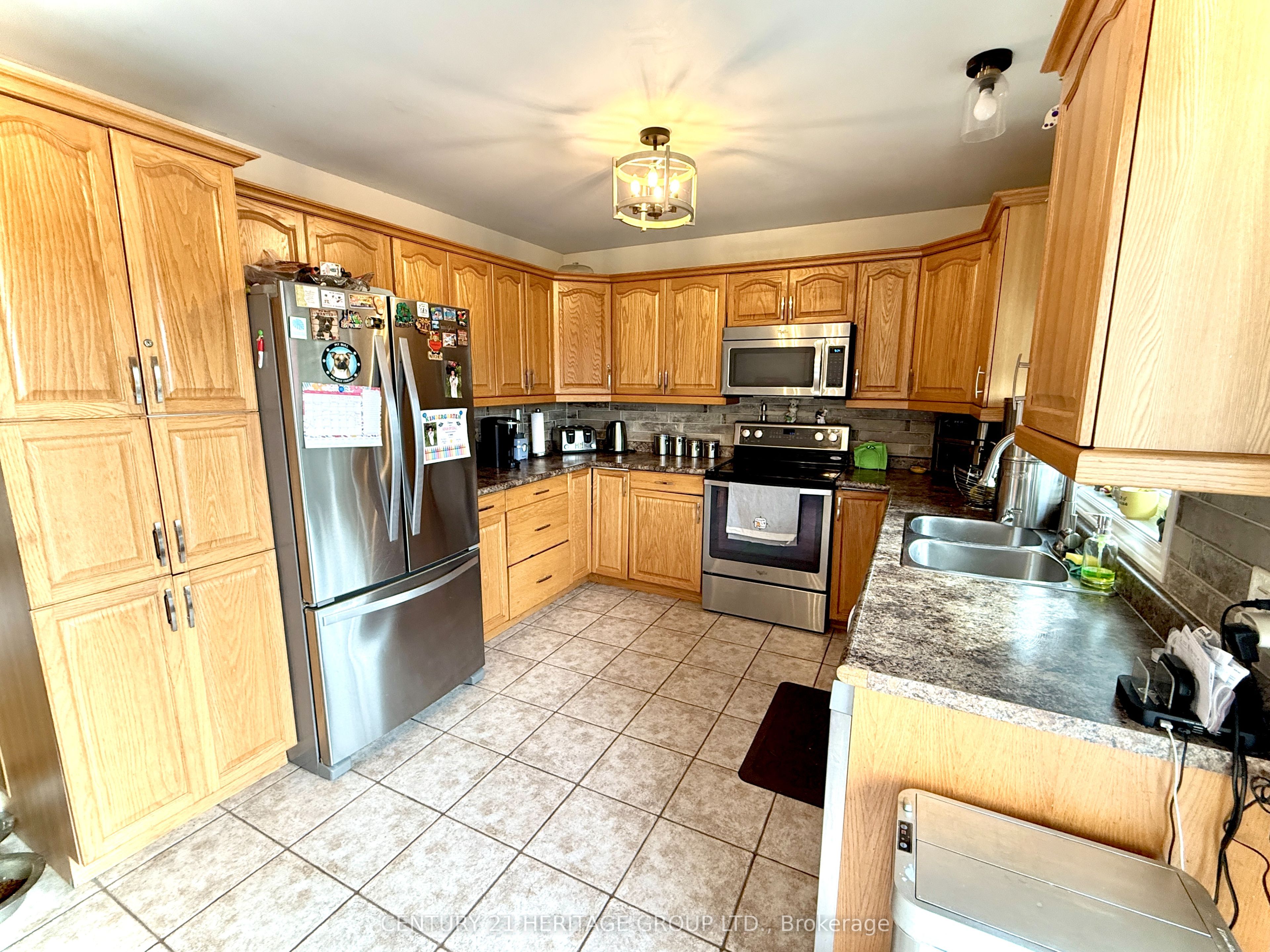 16 Eakins Crescent Property Photo 9