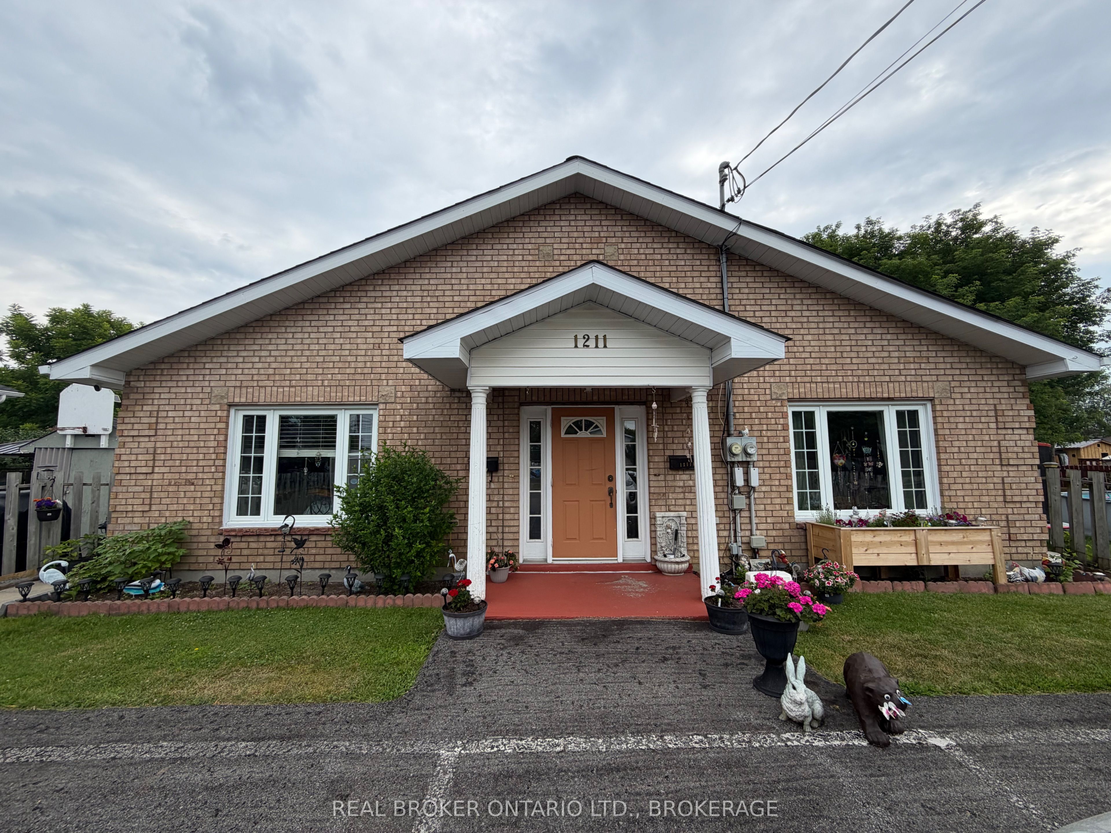 1211A-1211B Notre Dame Street