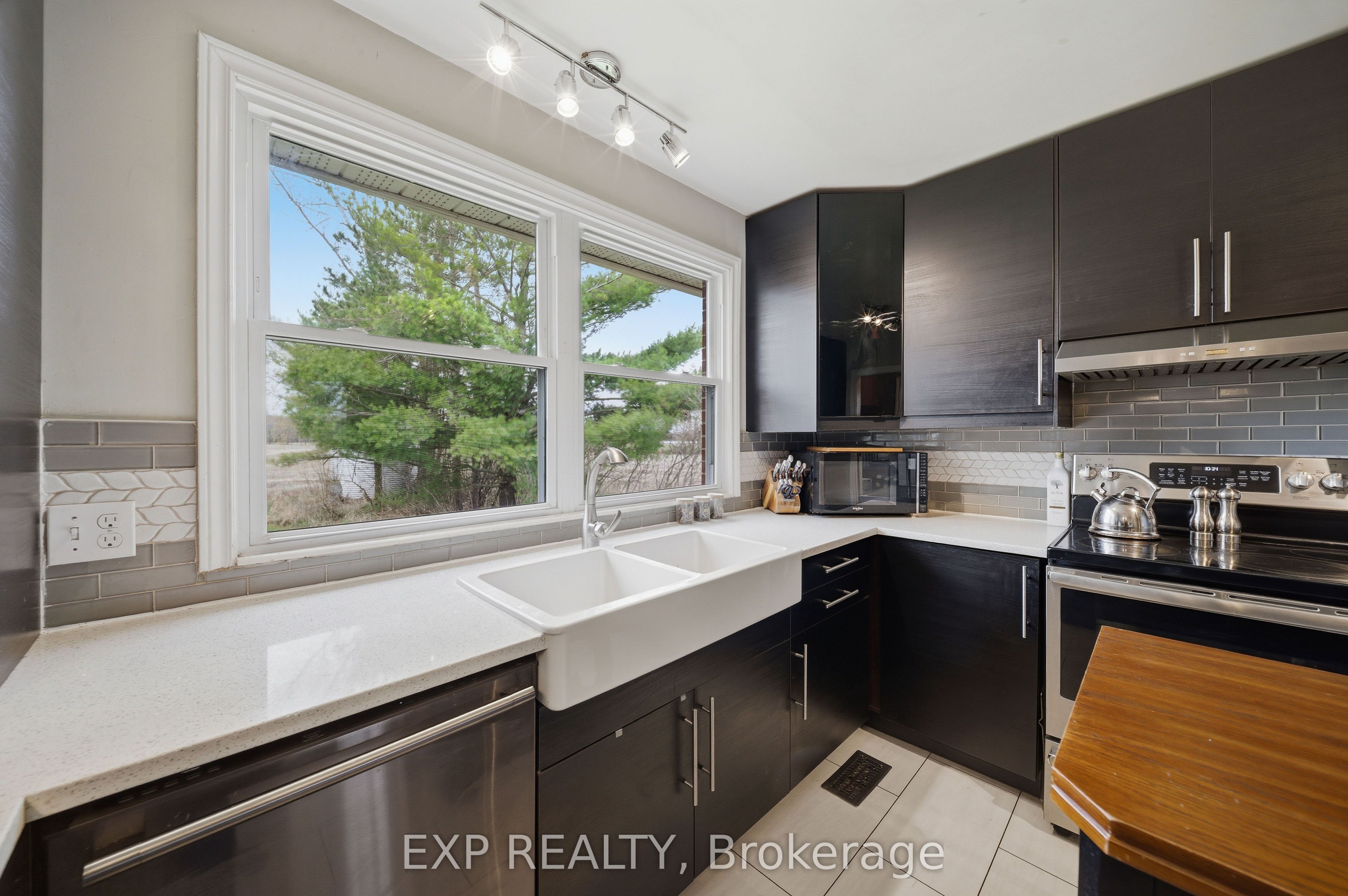 6892 Boundary Road Property Photo 8