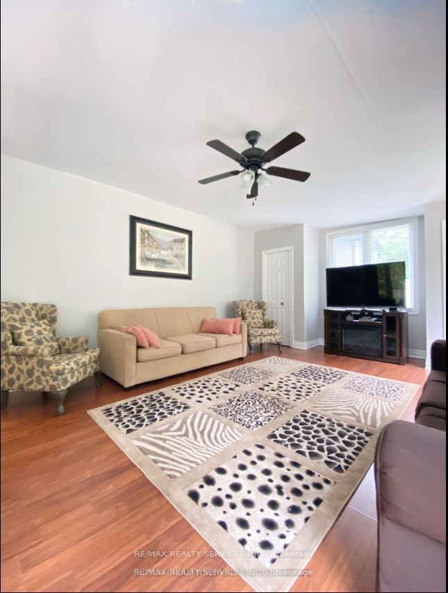 4870 Mapleview Crescent Property Photo 3