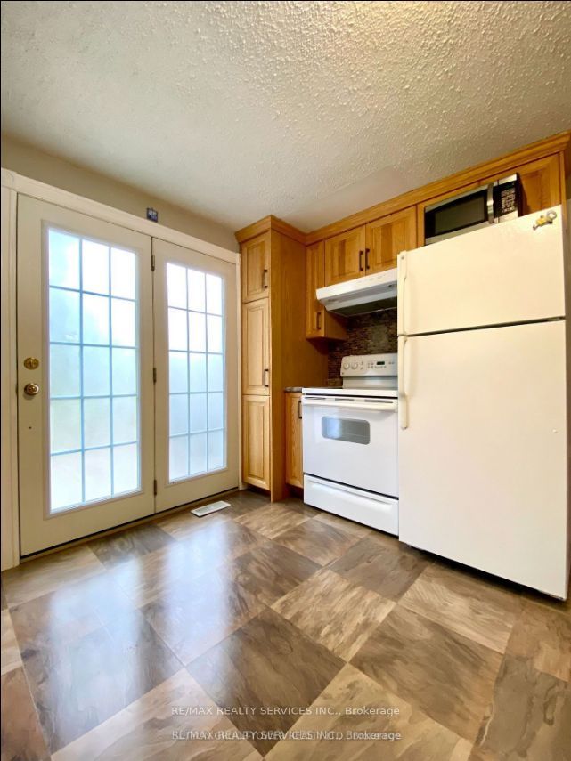 4870 Mapleview Crescent Property Photo 6