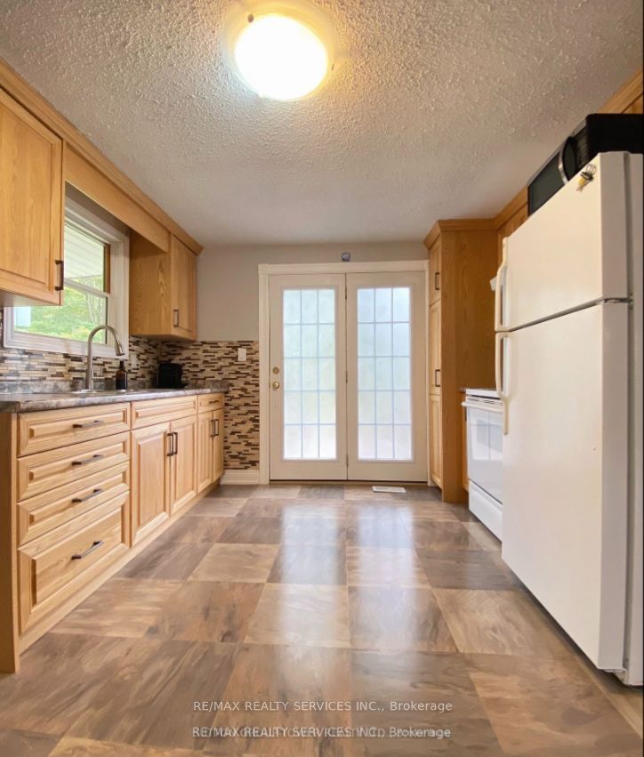 4870 Mapleview Crescent Property Photo 7