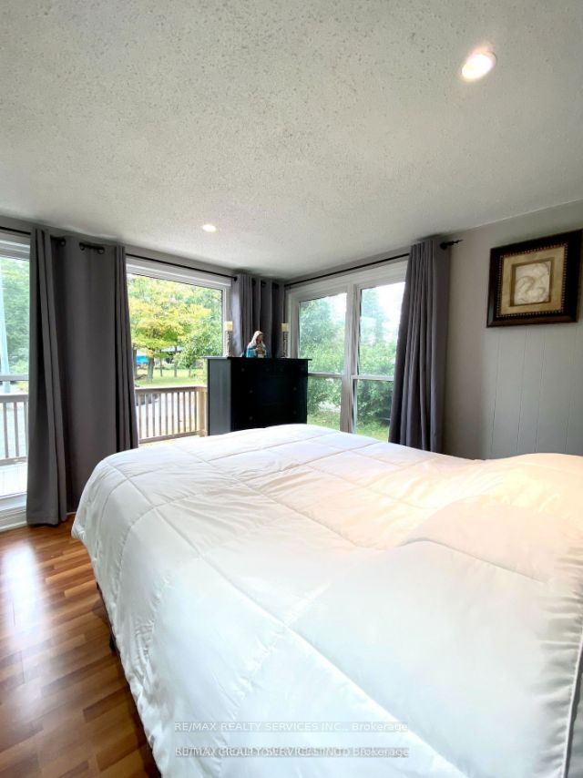 4870 Mapleview Crescent Property Photo 8