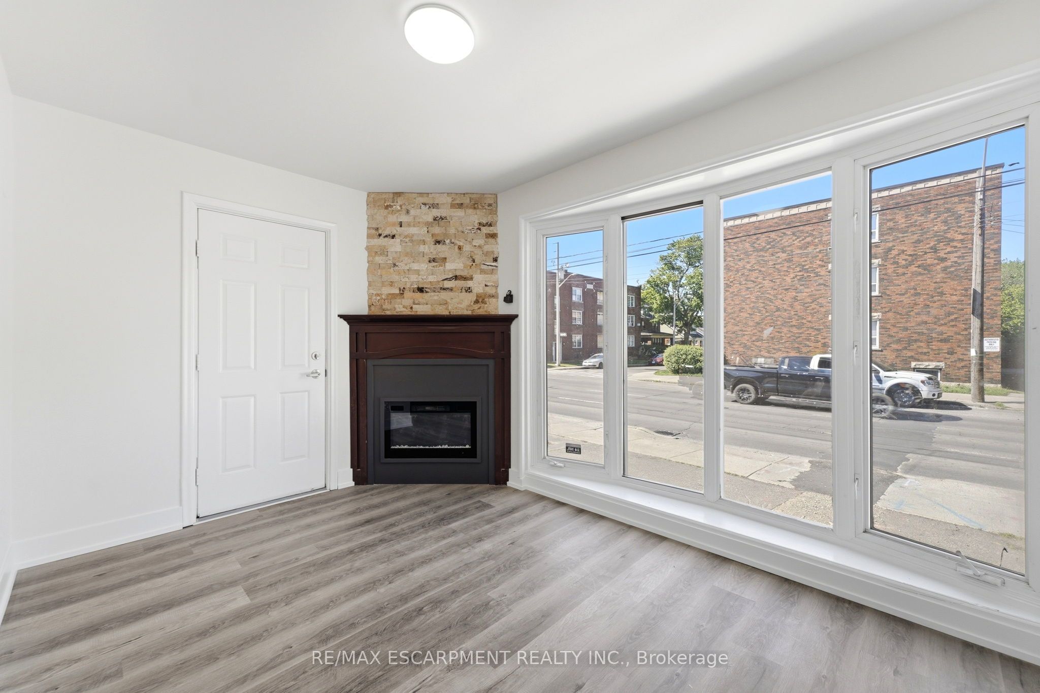 968 Main Street E Property Photo 6