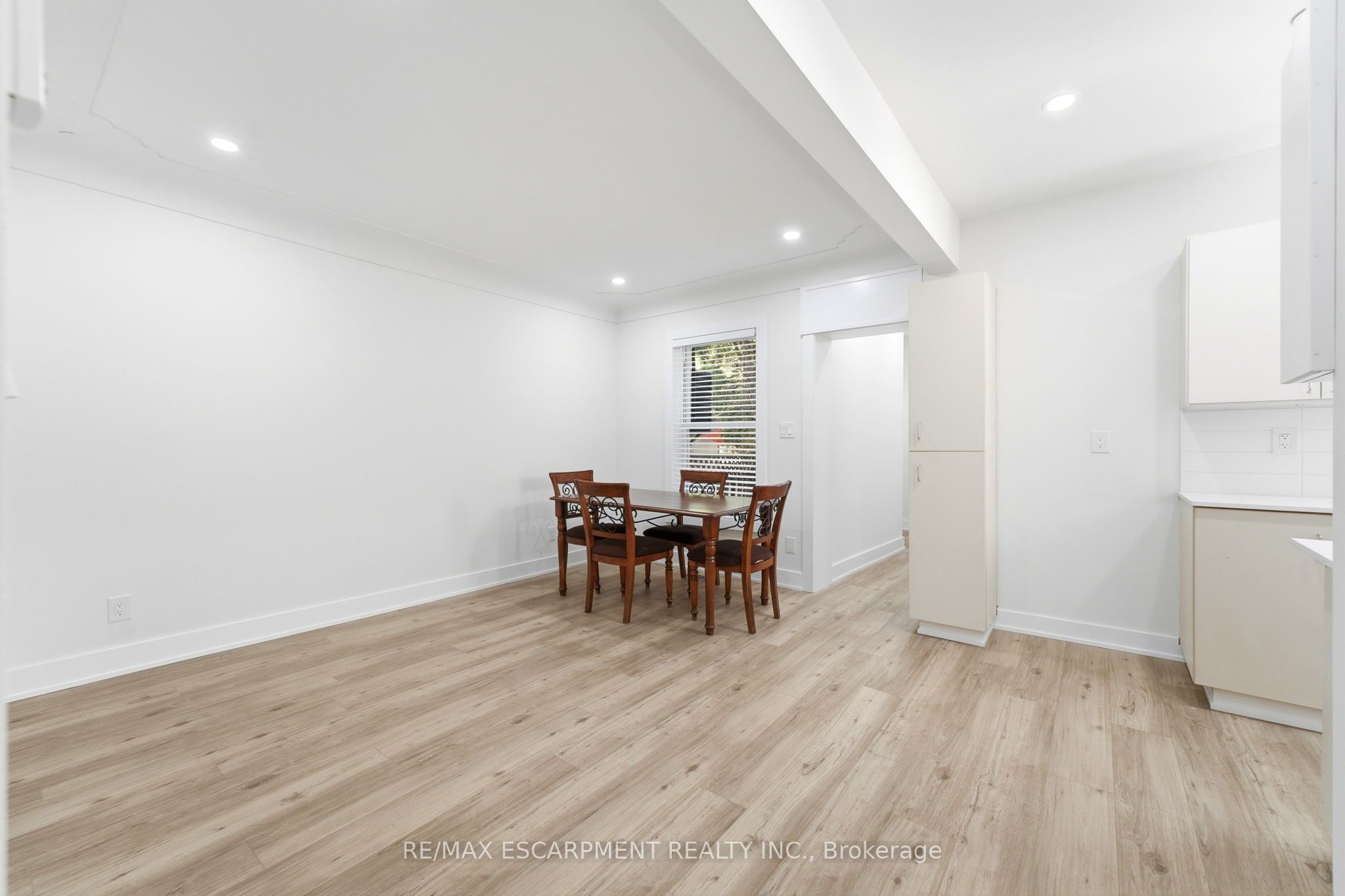 968 Main Street E Property Photo 10