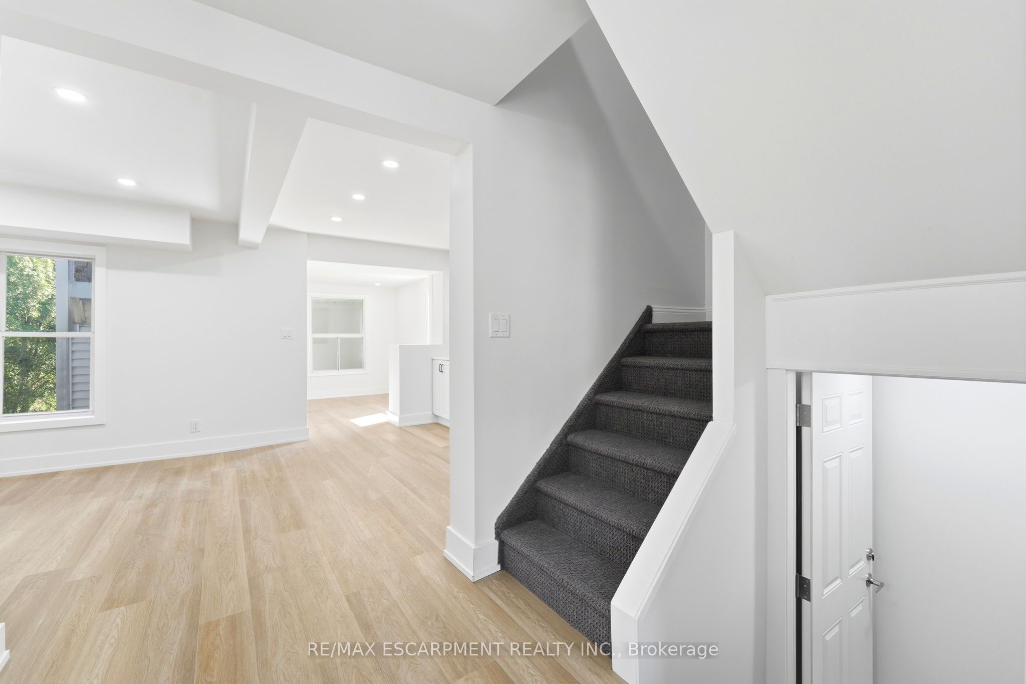 968 Main Street E Property Photo 12