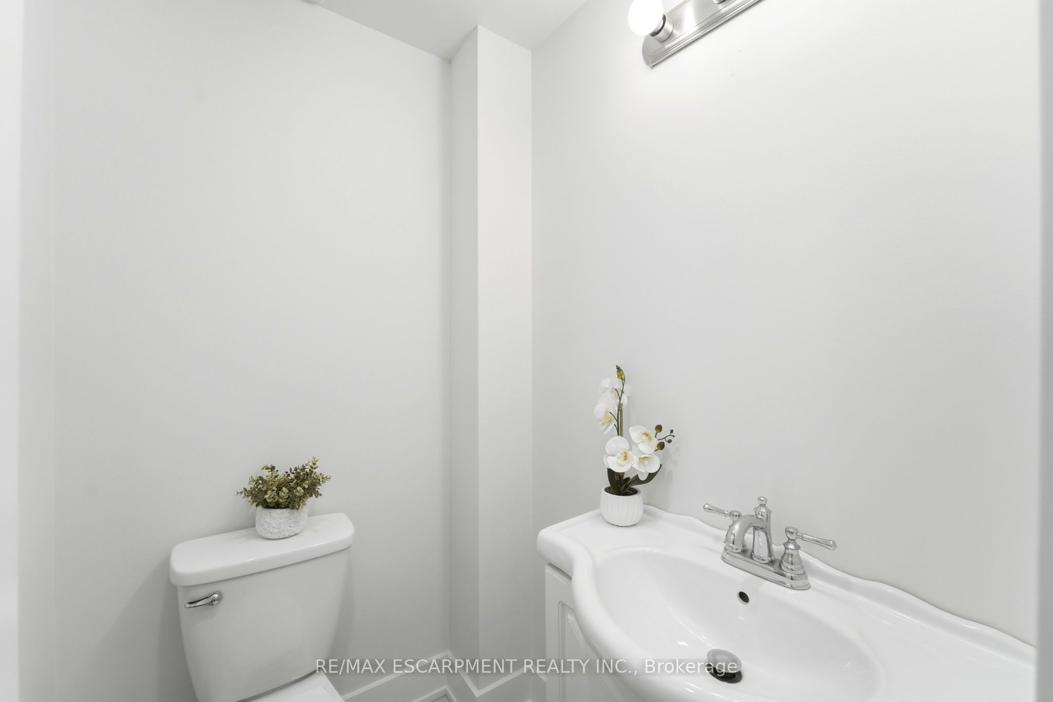 968 Main Street E Property Photo 14