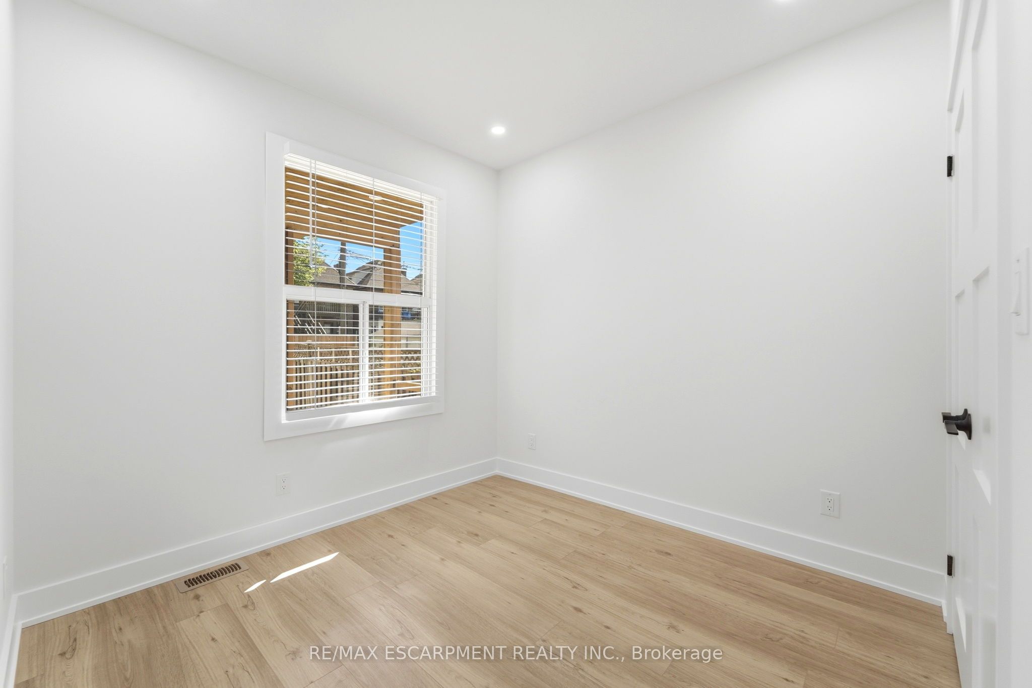 968 Main Street E Property Photo 15