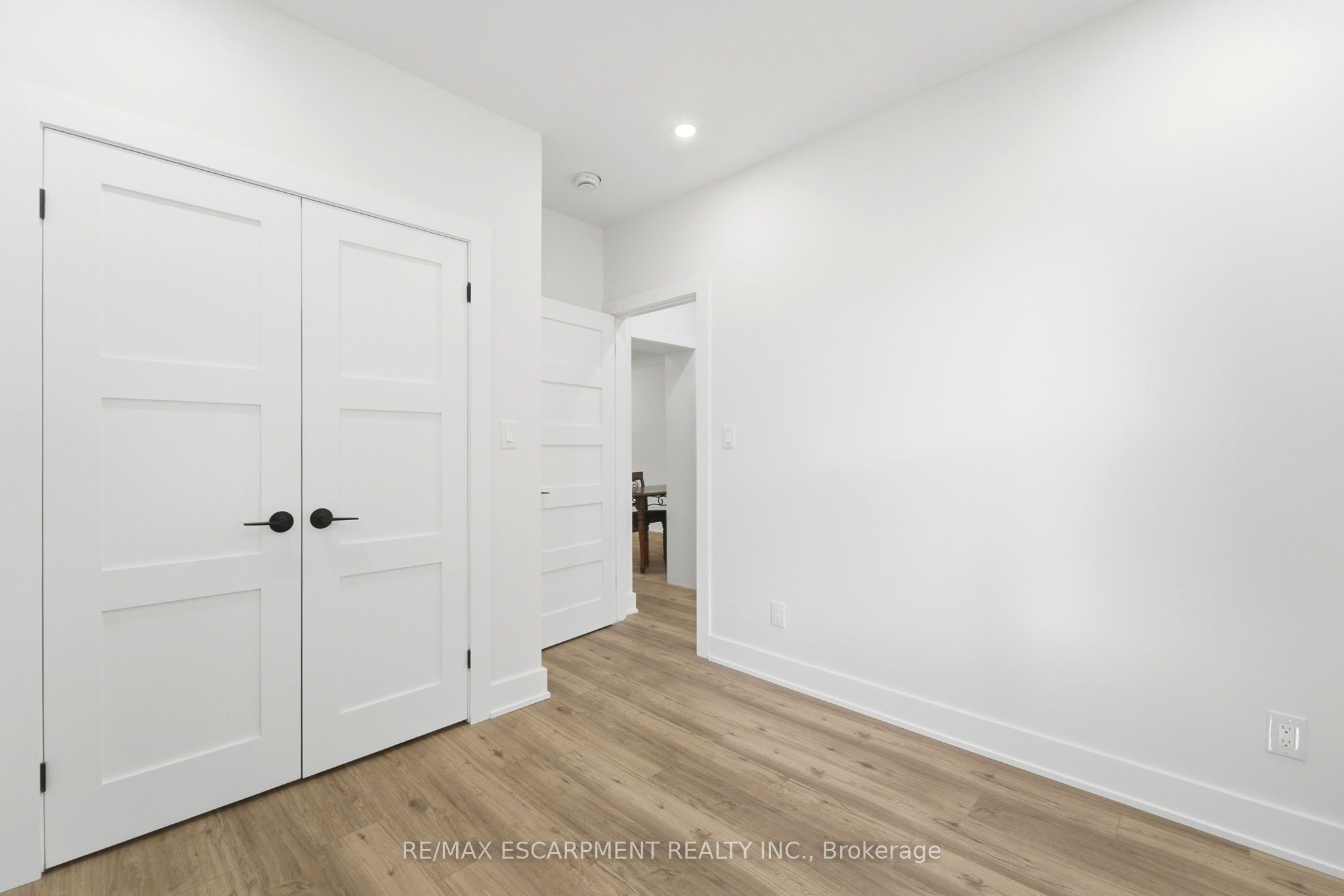 968 Main Street E Property Photo 16