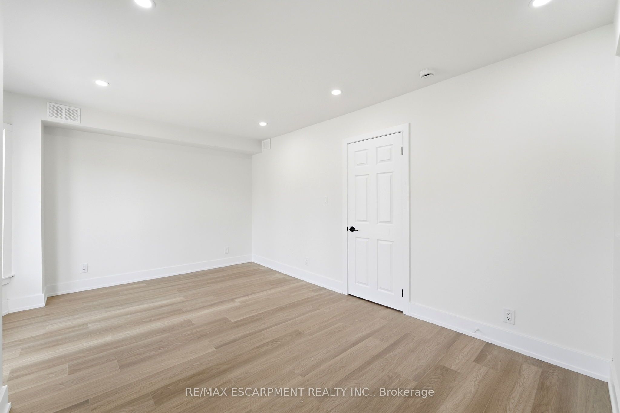 968 Main Street E Property Photo 19