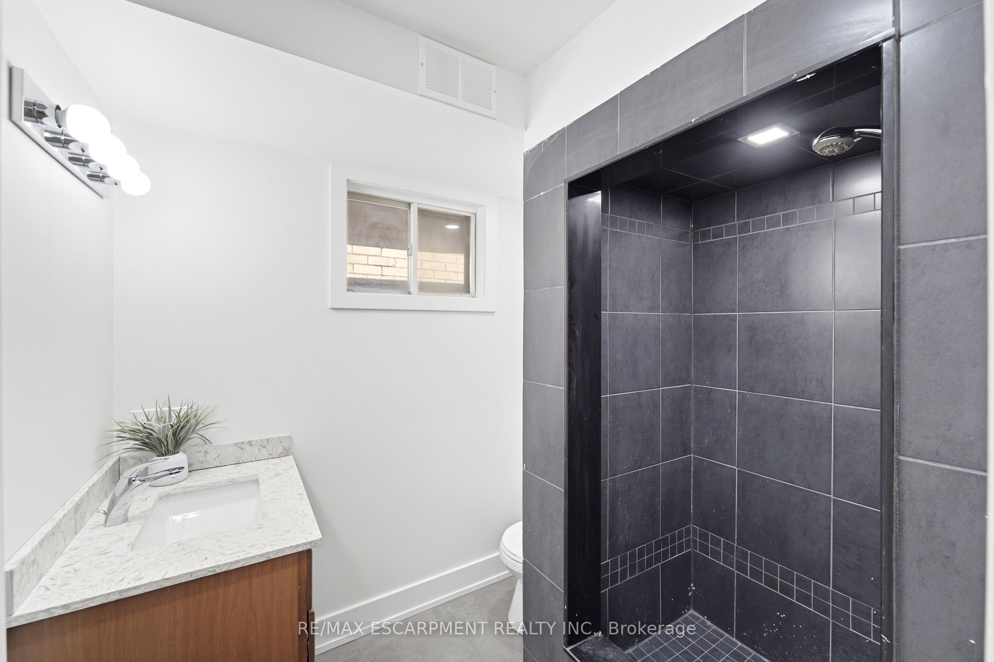 968 Main Street E Property Photo 20
