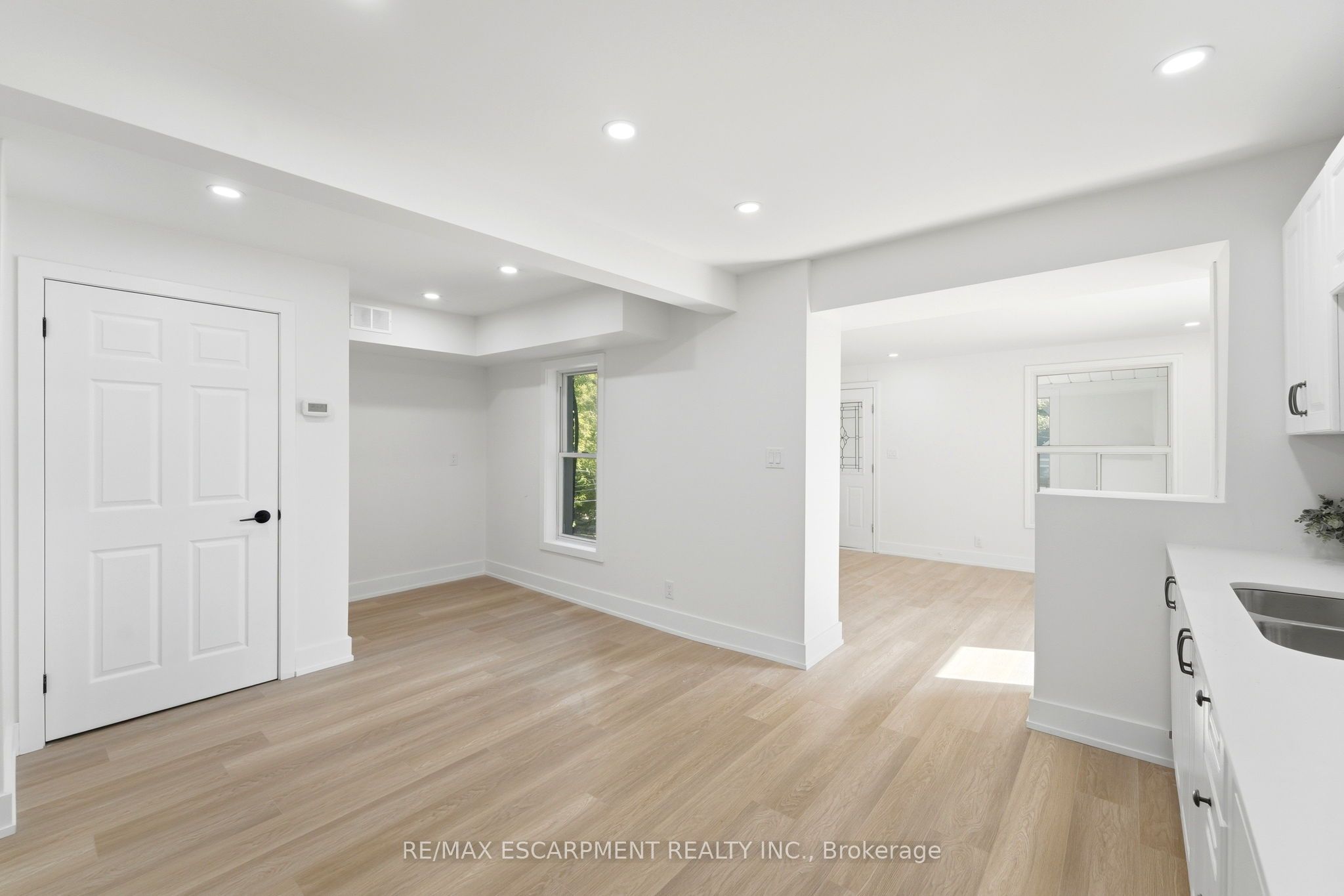 968 Main Street E Property Photo 21