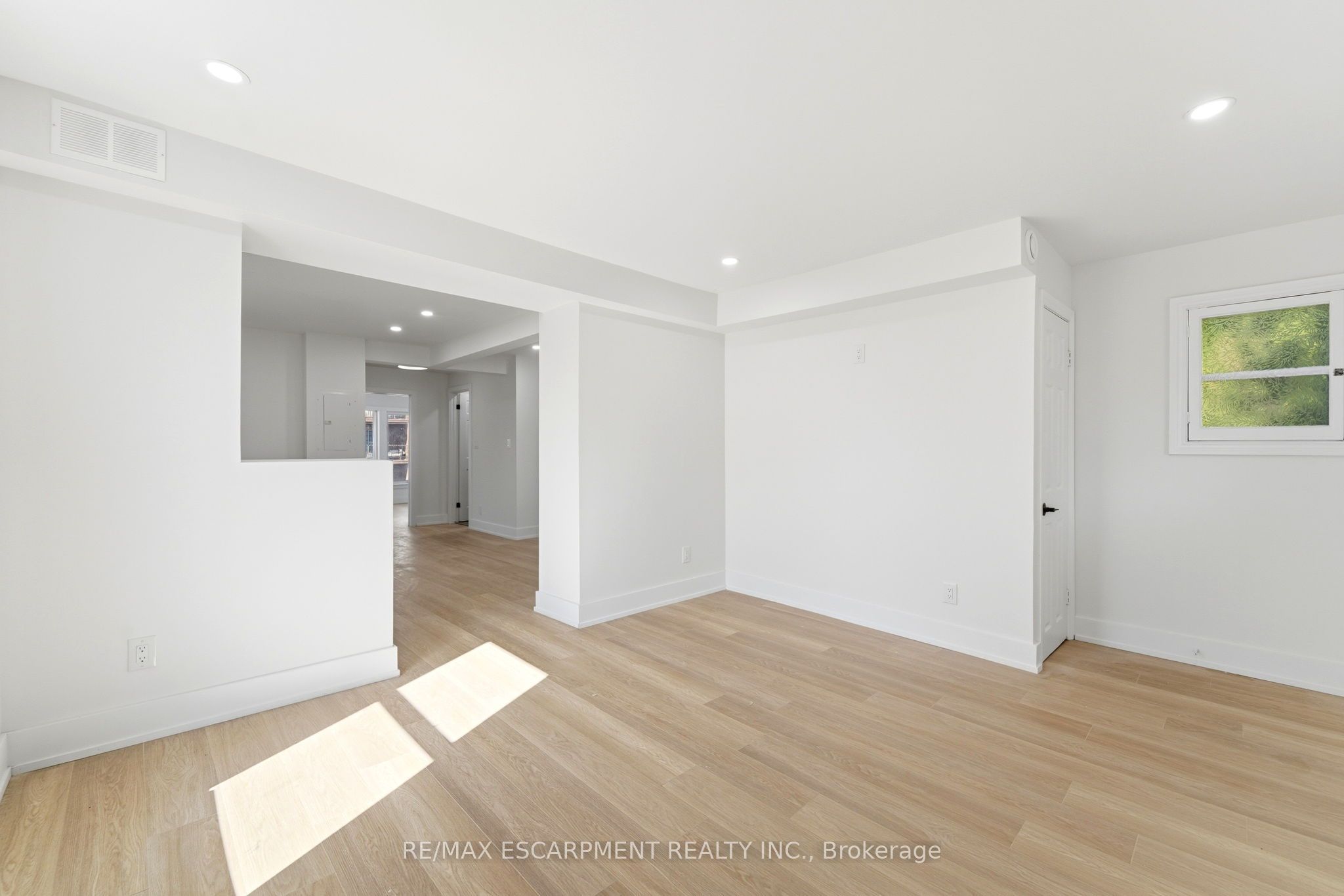 968 Main Street E Property Photo 23
