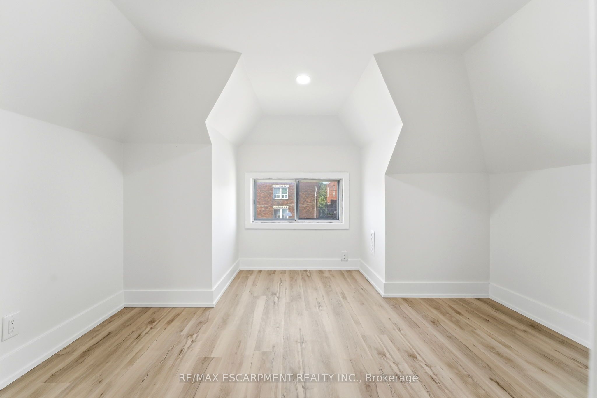 968 Main Street E Property Photo 26