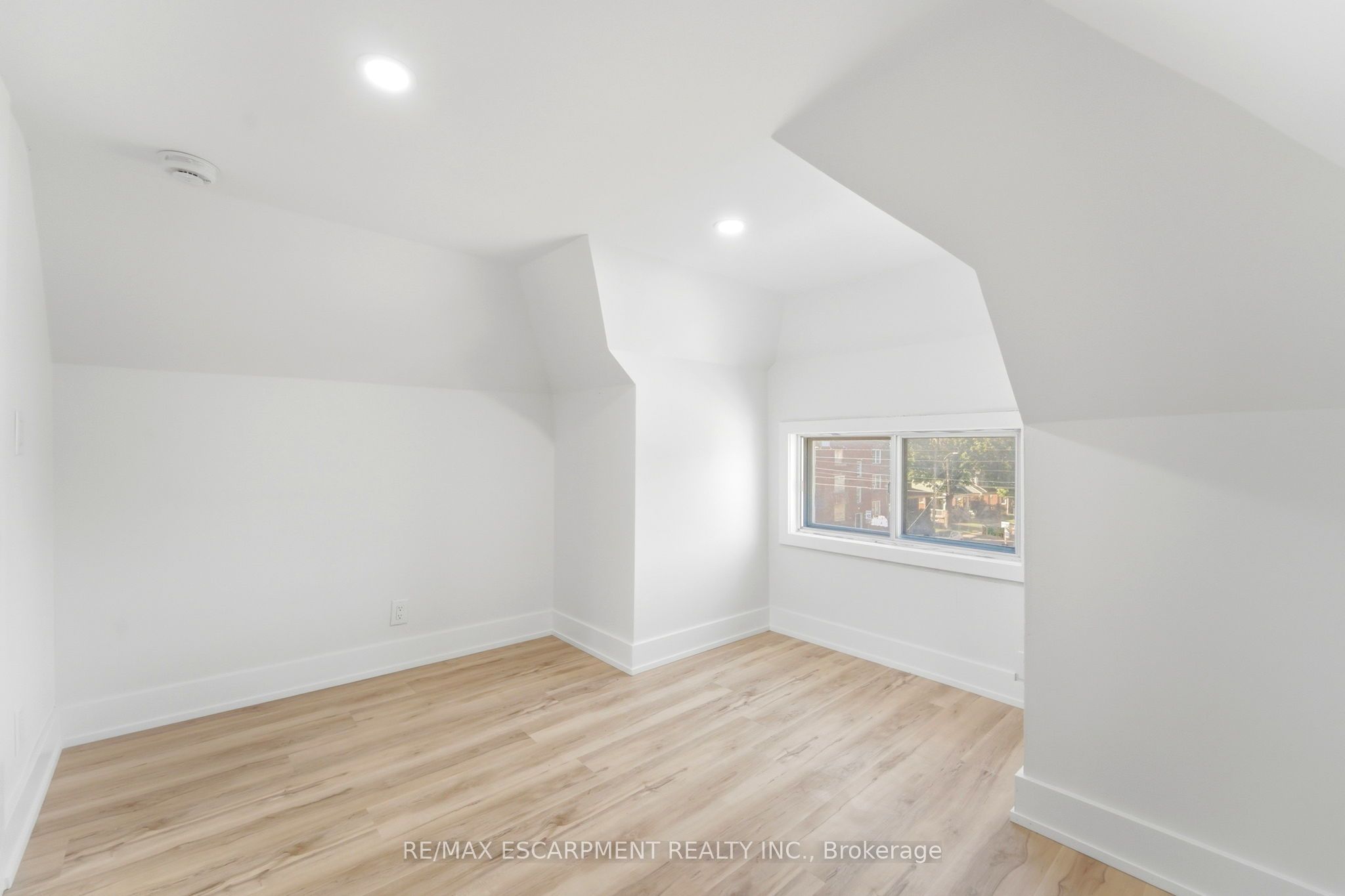 968 Main Street E Property Photo 27