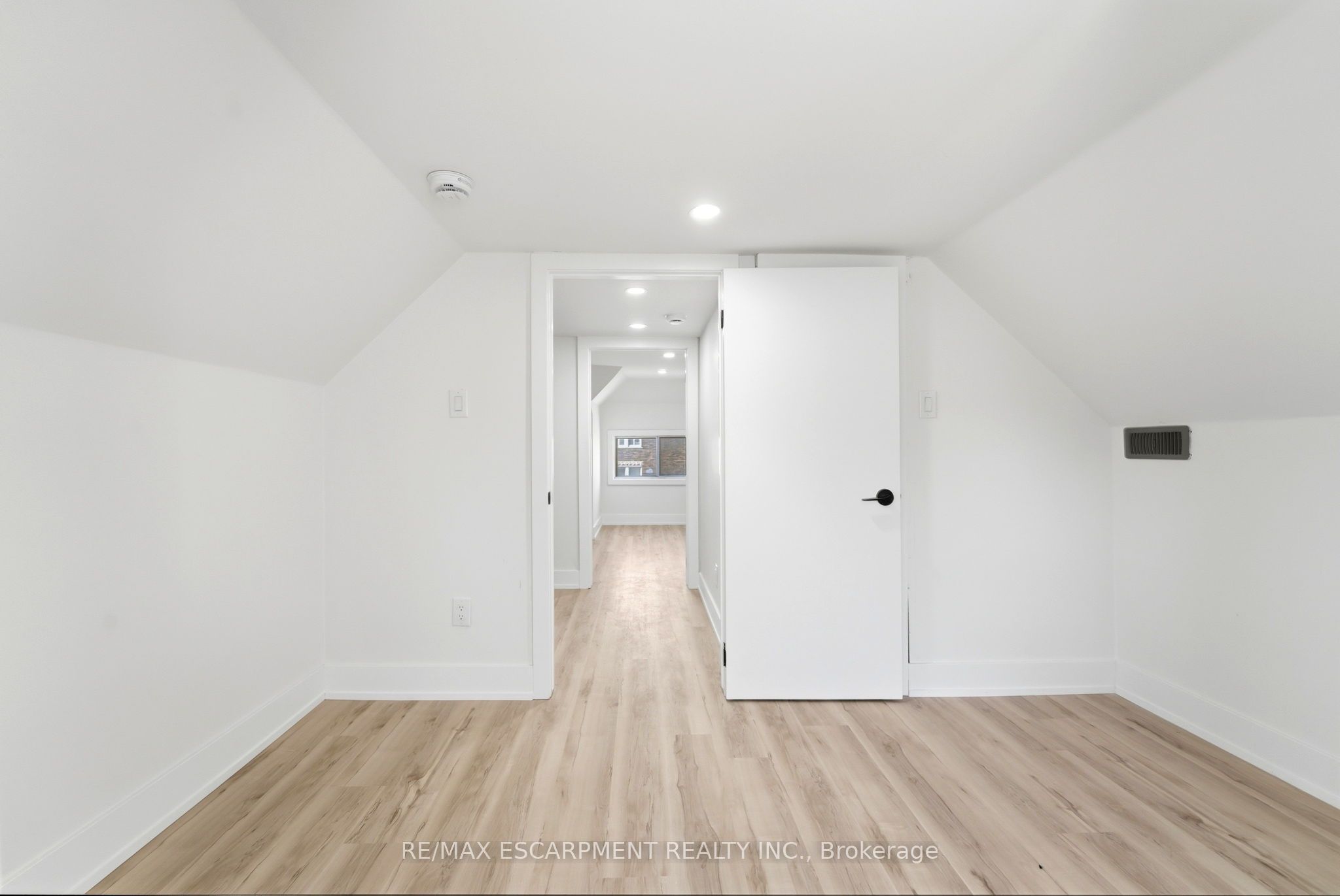 968 Main Street E Property Photo 28