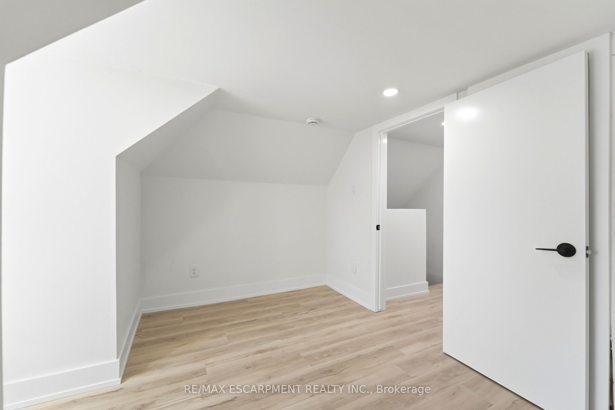 968 Main Street E Property Photo 29