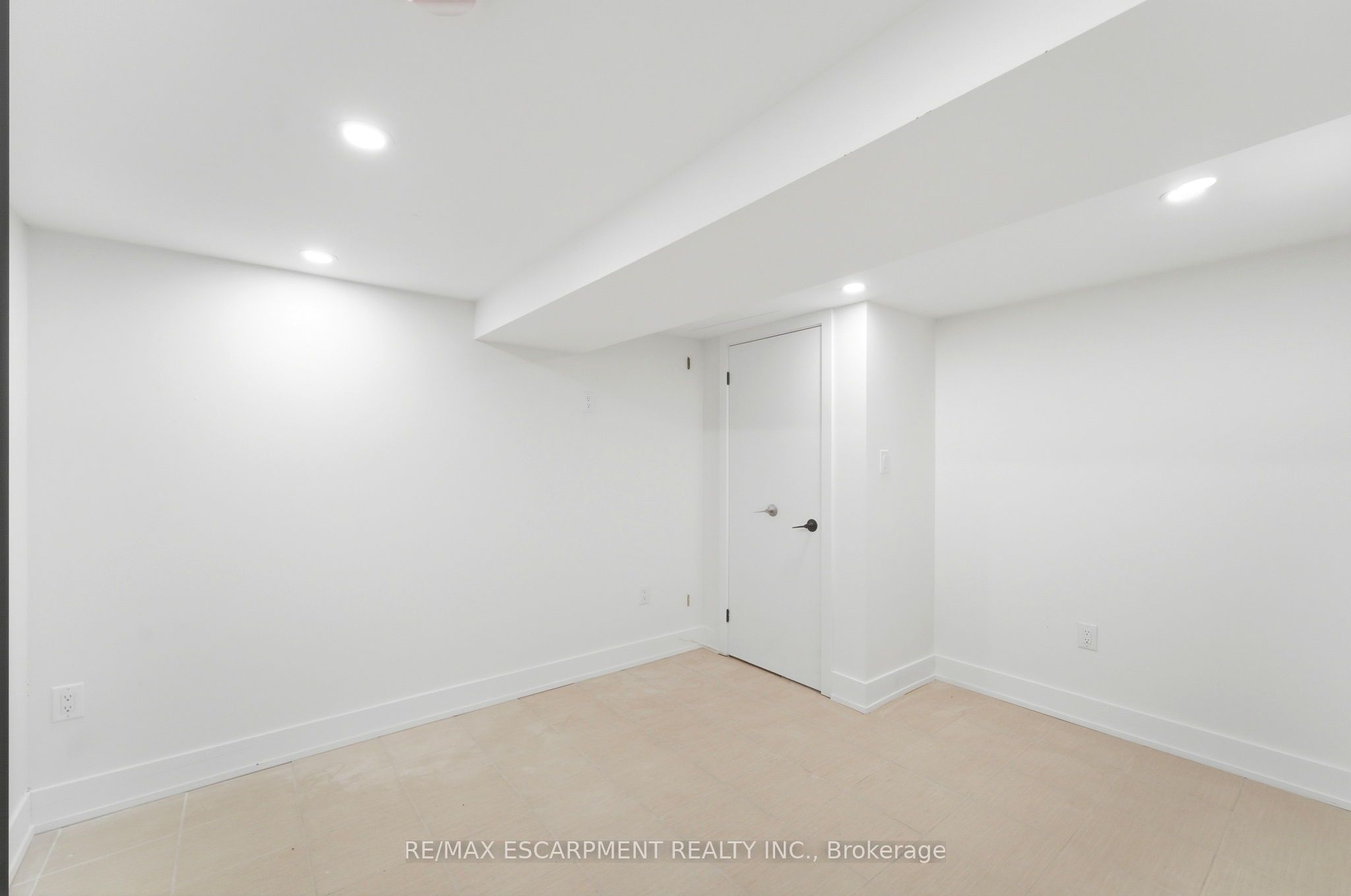968 Main Street E Property Photo 34