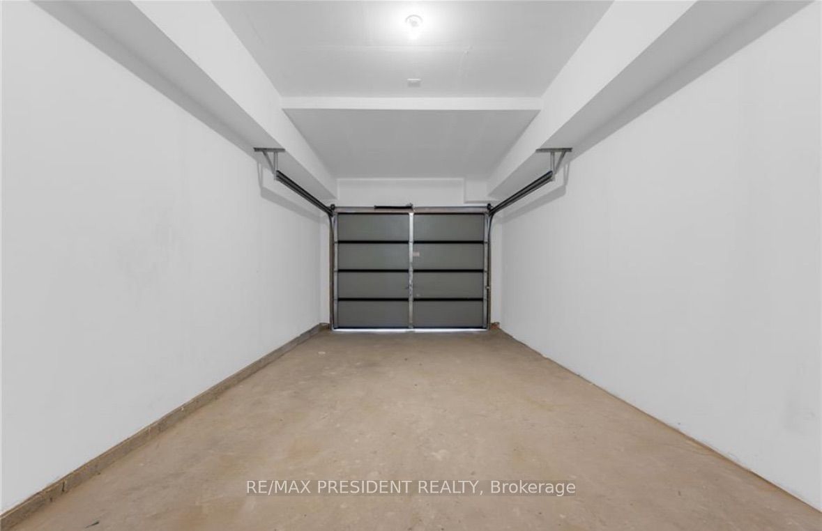 141 Everett Common Property Photo 22