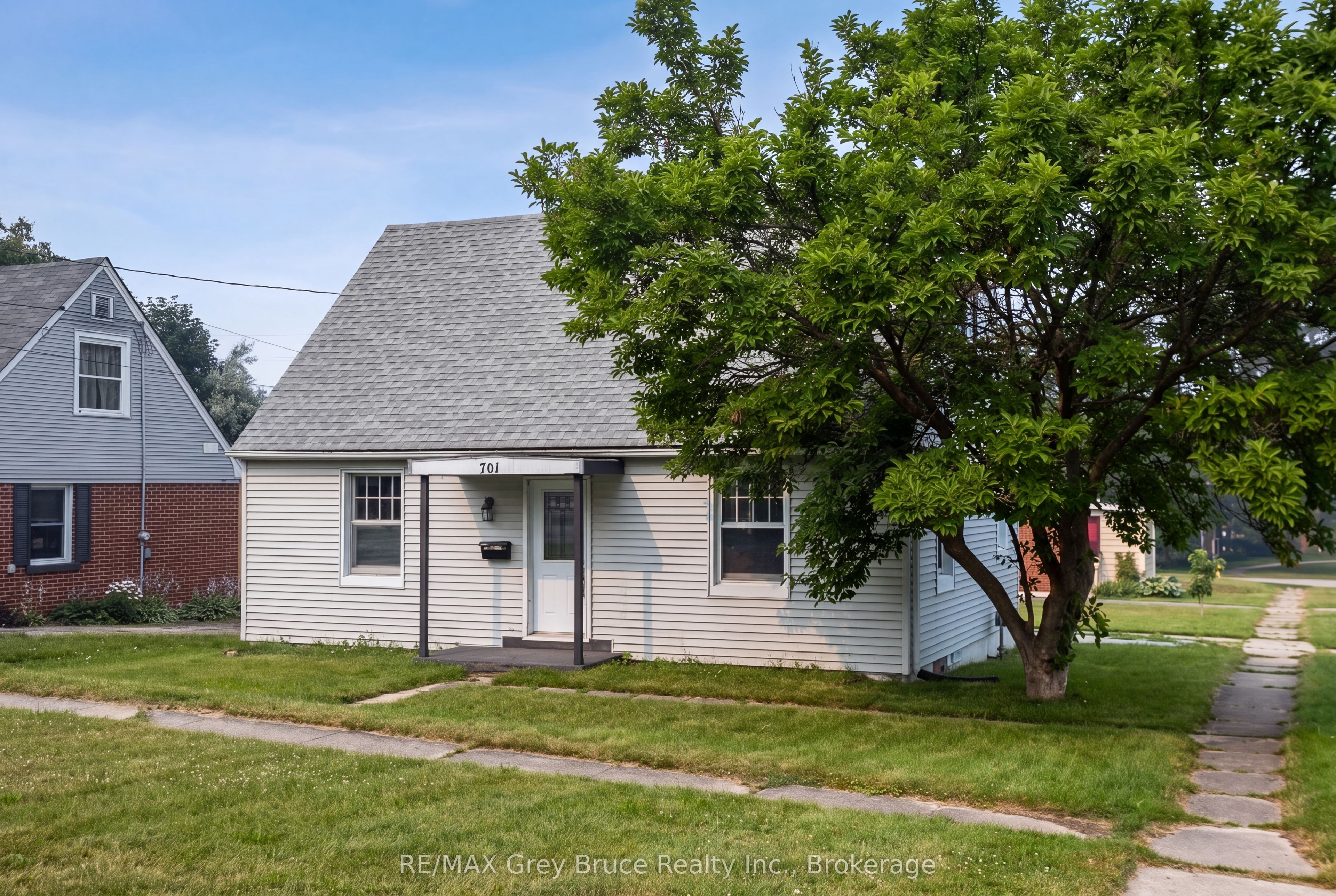 701 5th Street E Property Photo 1