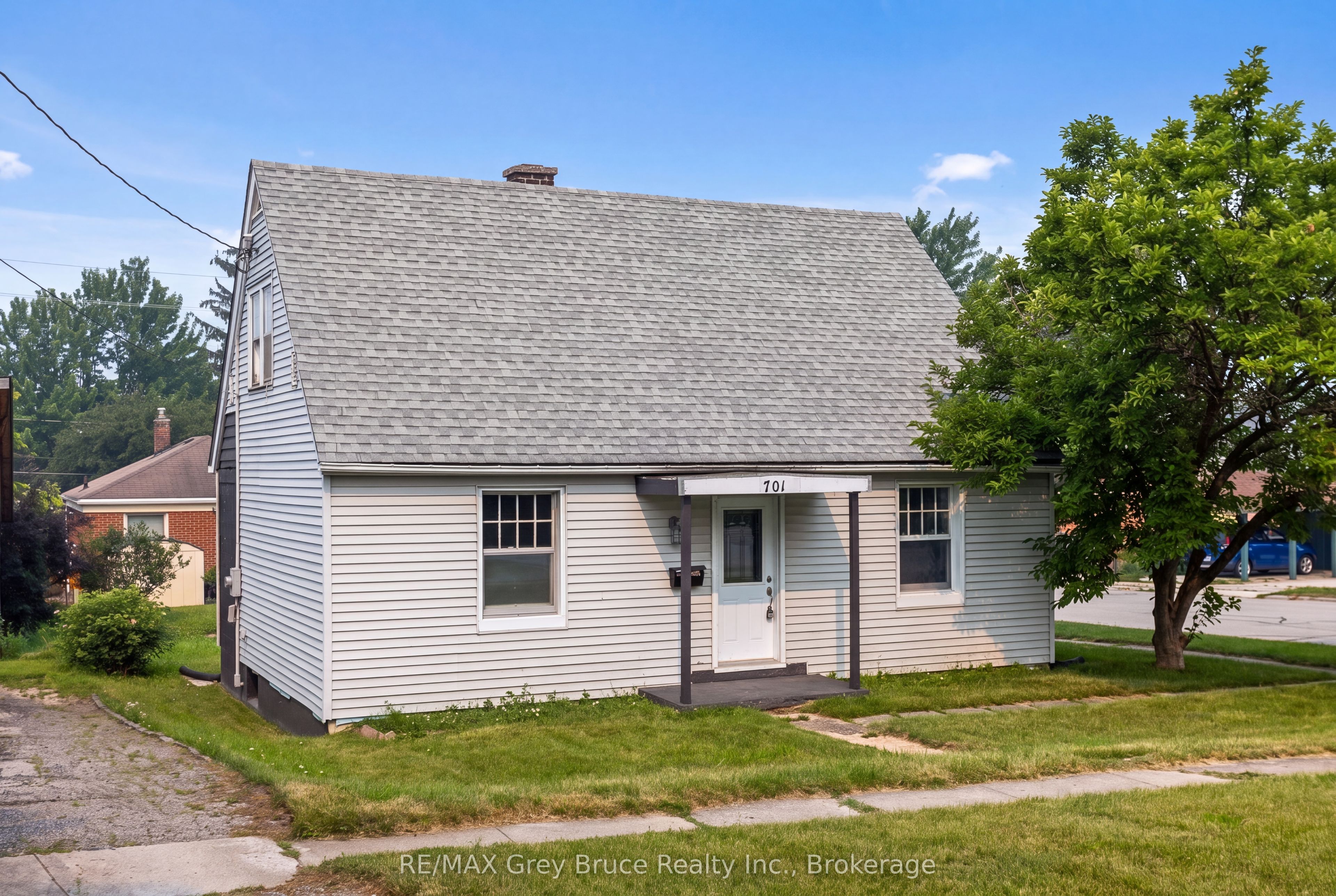 701 5th Street E Property Photo 2