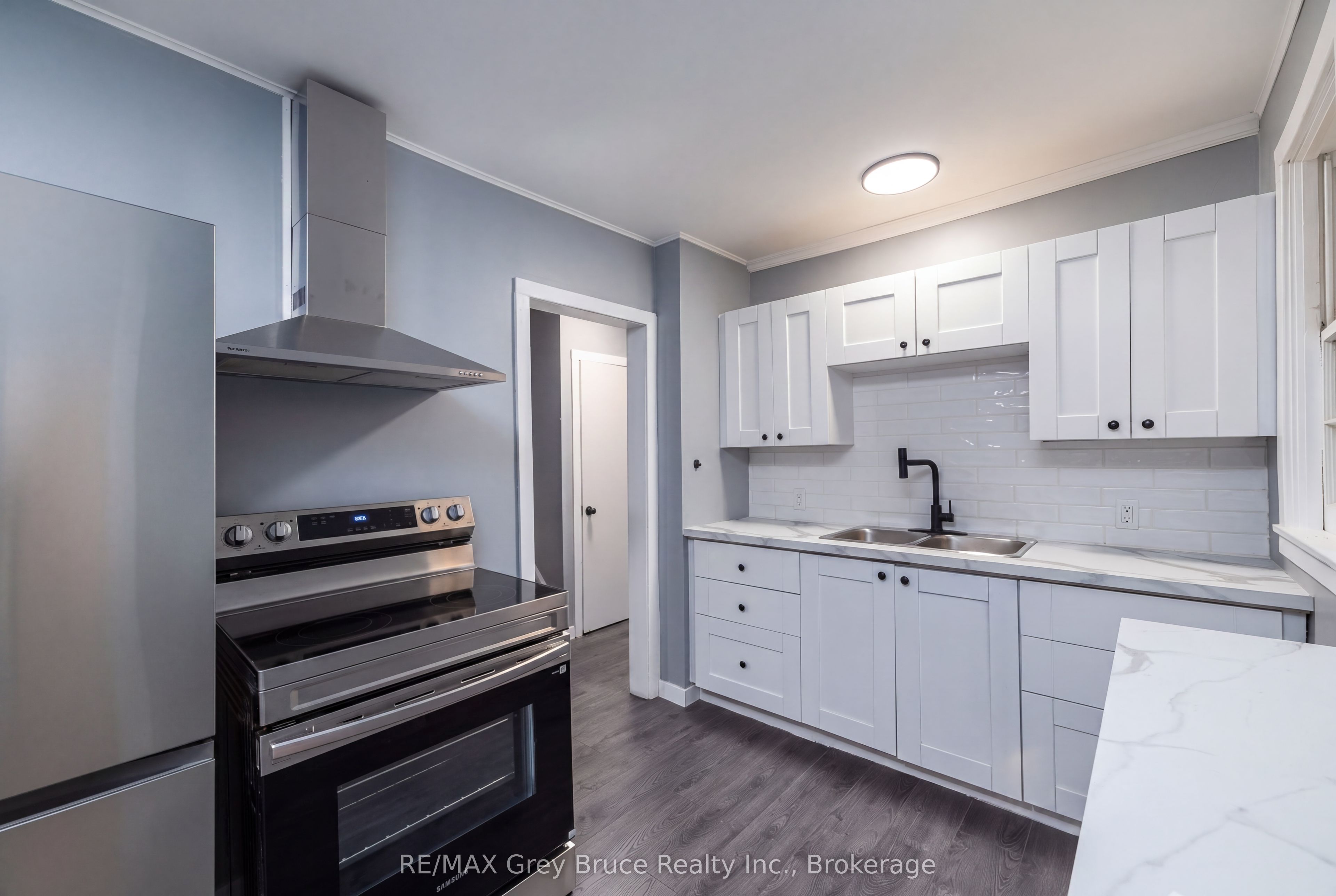 701 5th Street E Property Photo 10
